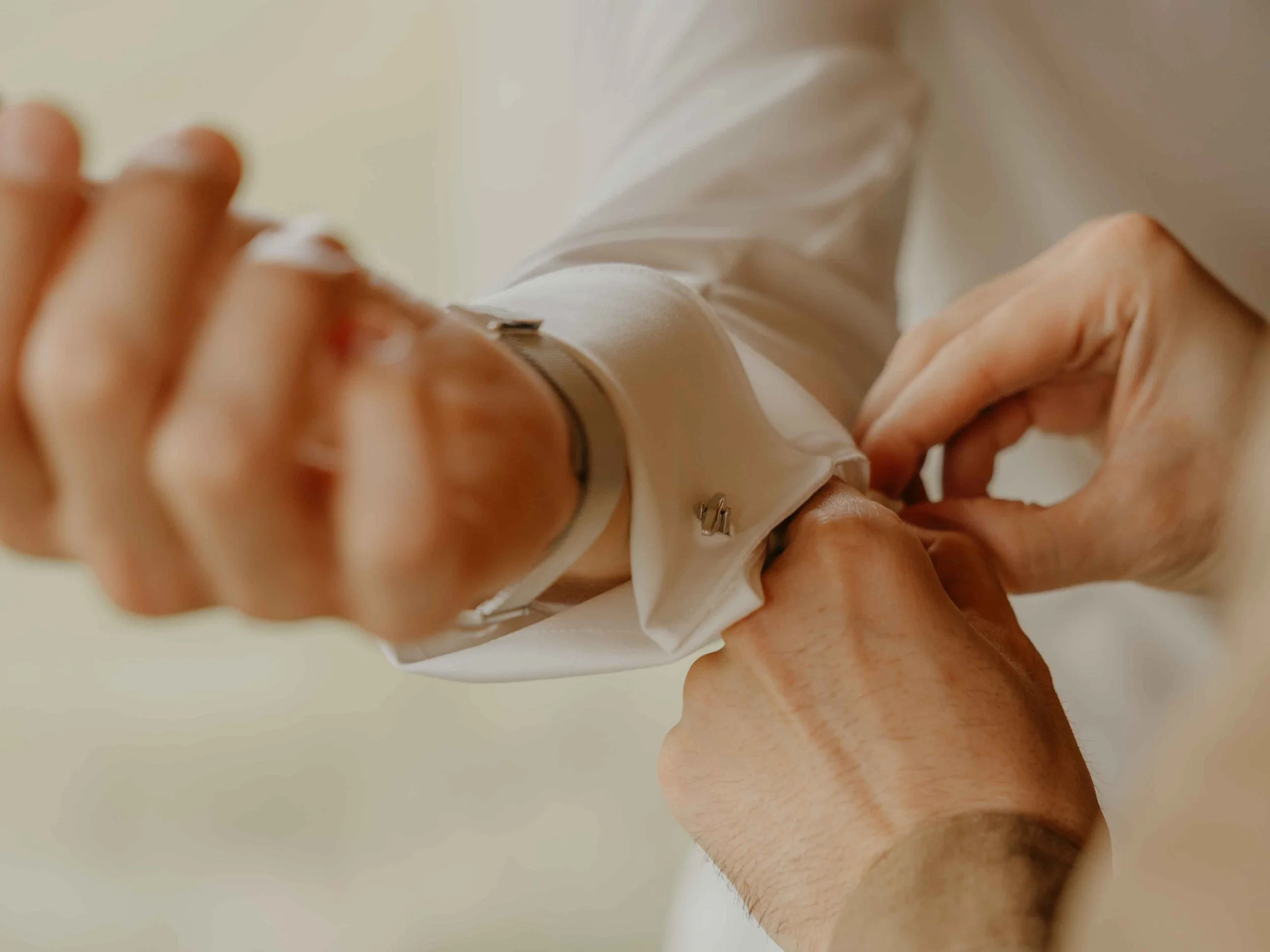 Detail: Manschettenknöpfe des Bräutigams, festgehalten im Tiny House auf Hof Reith.