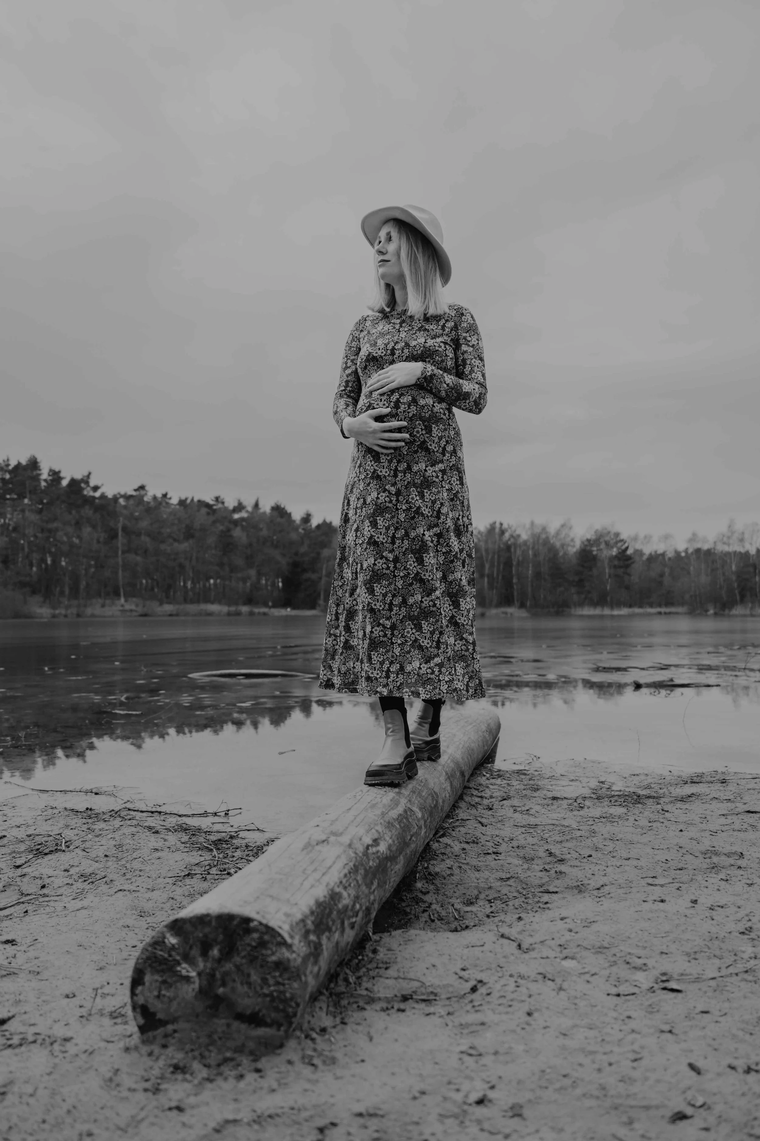 Babybauchshooting Nordhessen – werdende Mutter hält zärtlich ihren Bauch.