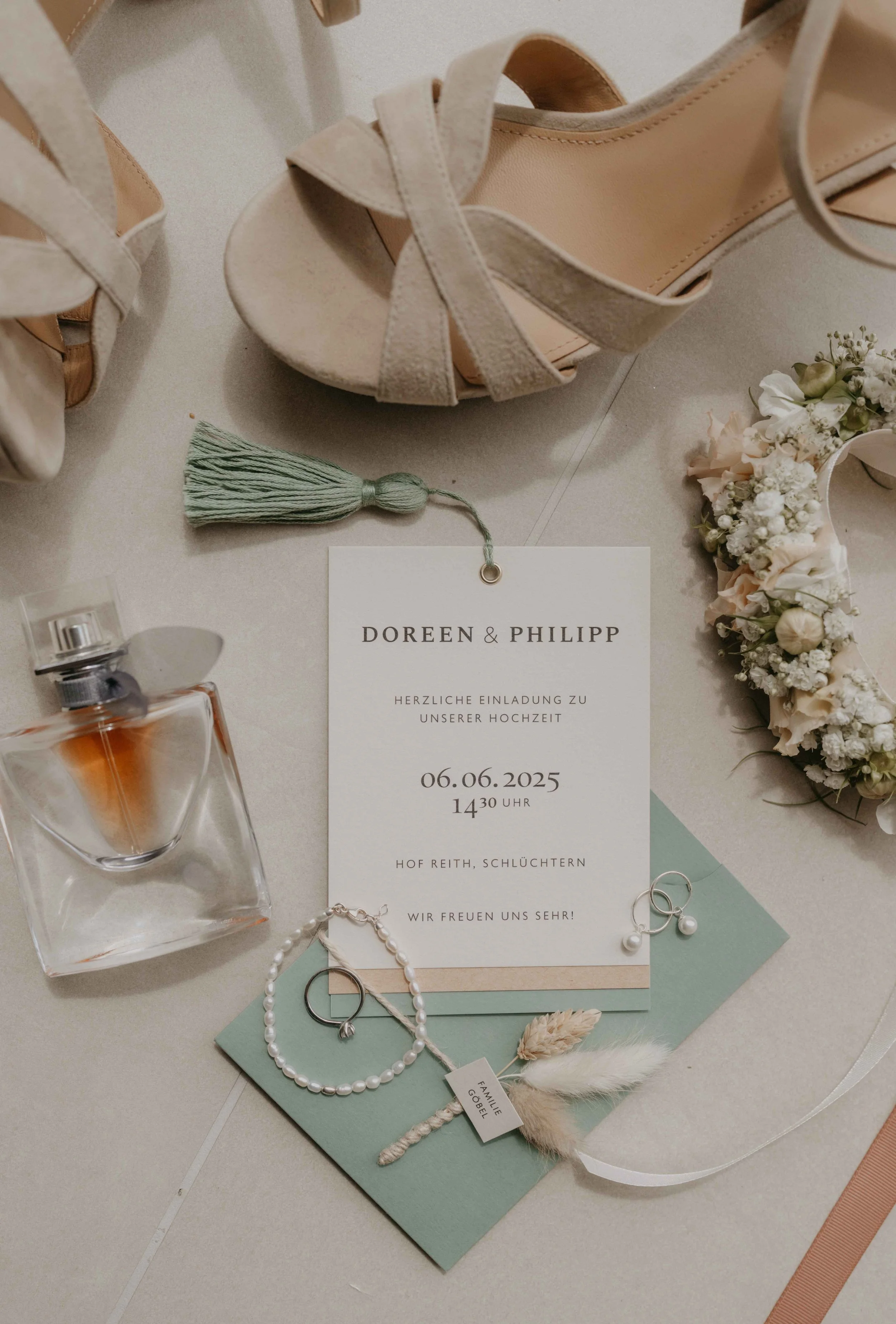 Details der Braut elegant drapiert, editorial Hochzeitsfotografie.