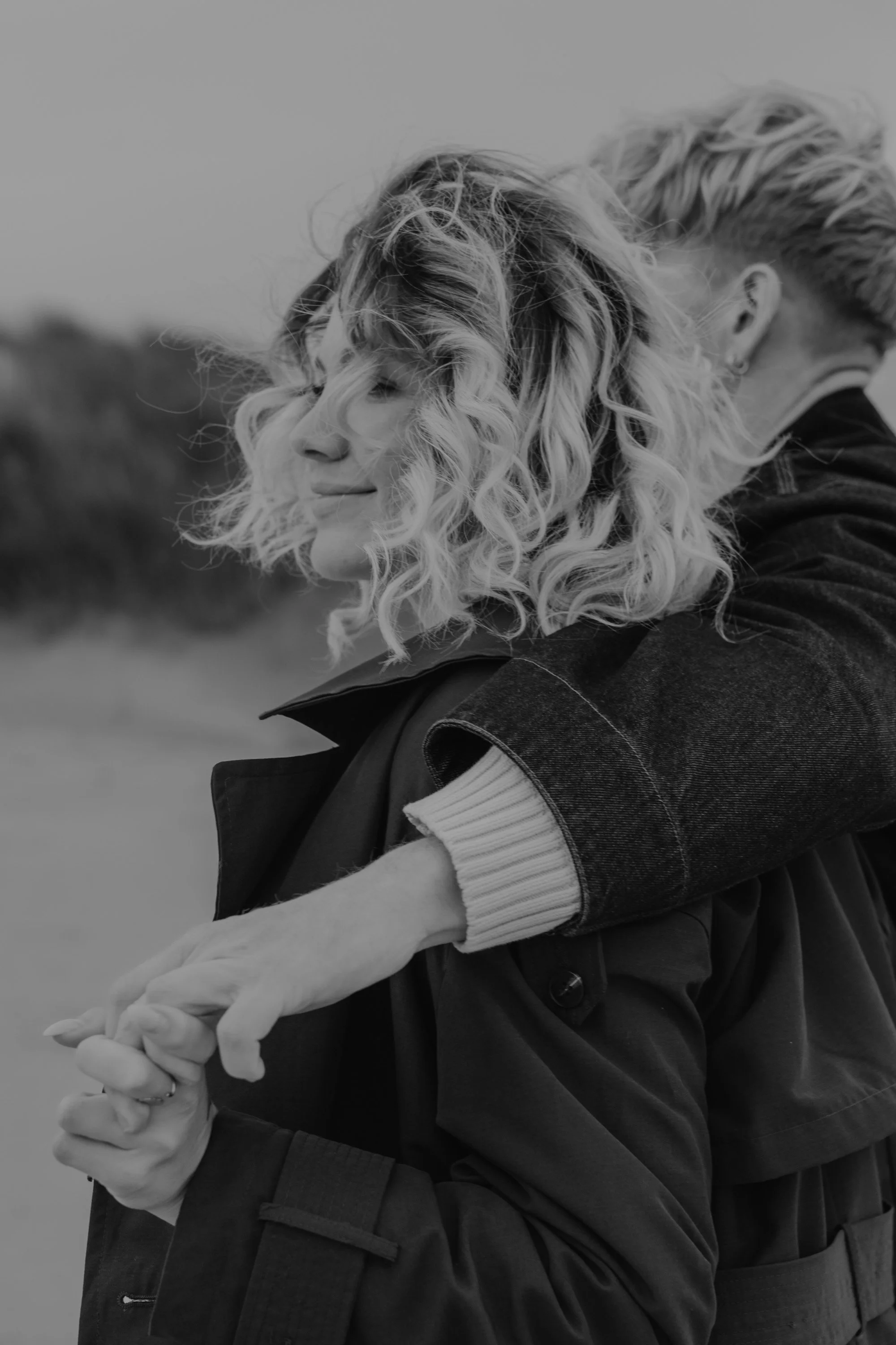 Couple Shooting Holland – verliebte Umarmung im Dünenlicht.