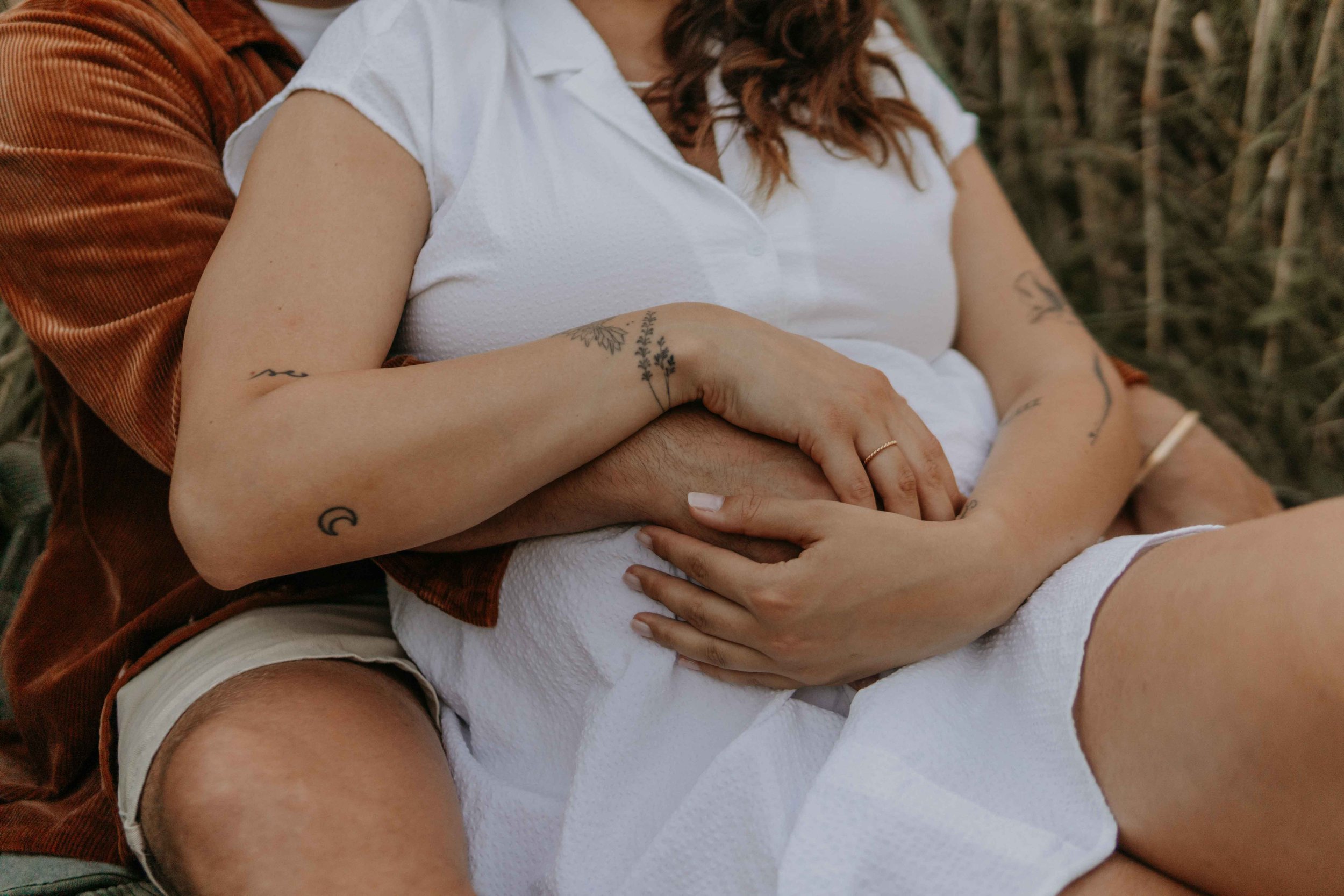 Maternety Shooting Hamburg – werdende Eltern hält sich innig fest voller Vorfreude auf den Nachwuchs.