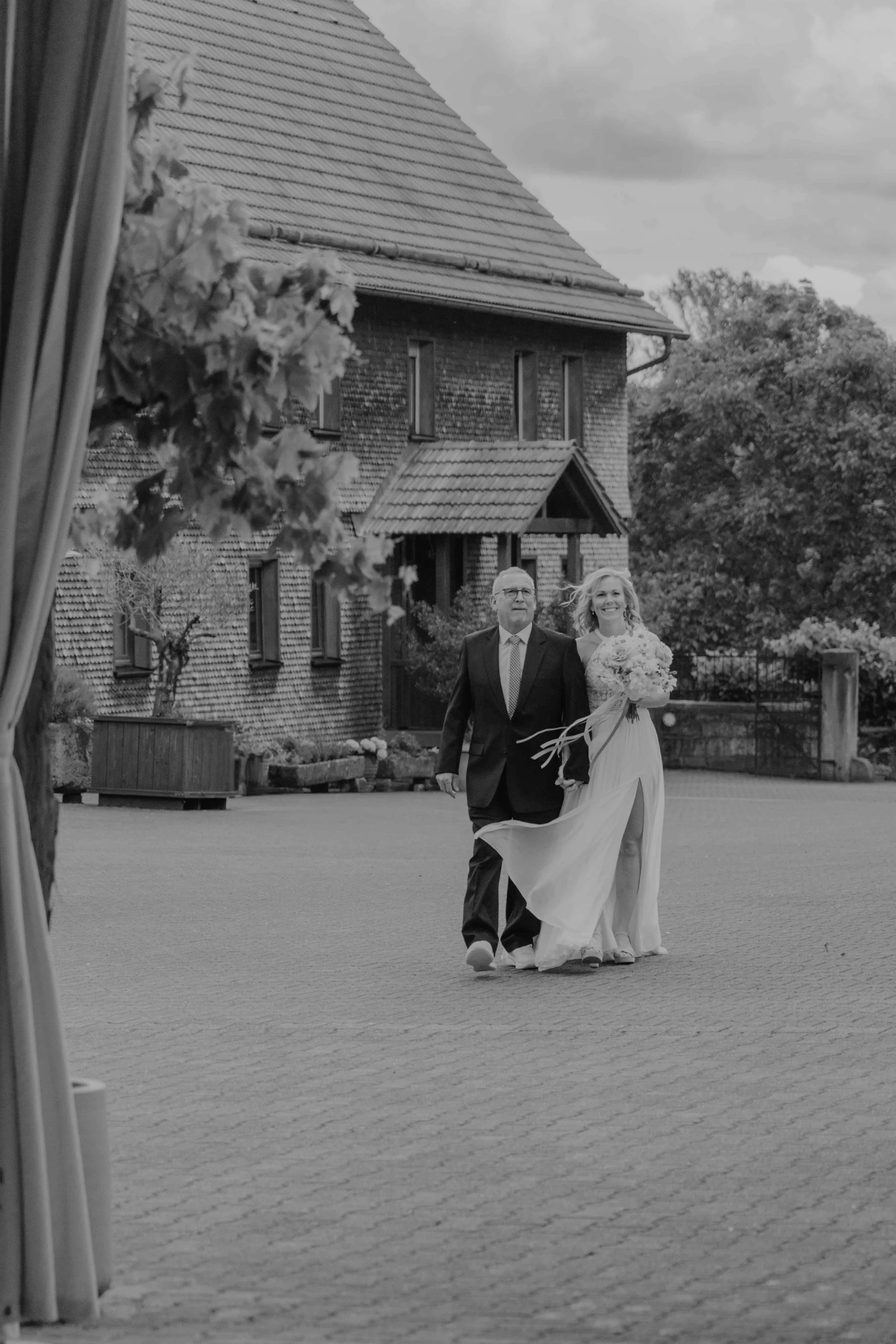 Braut zieht mit ihrem Vater in die Scheune ein, Beginn der freien Trauung.