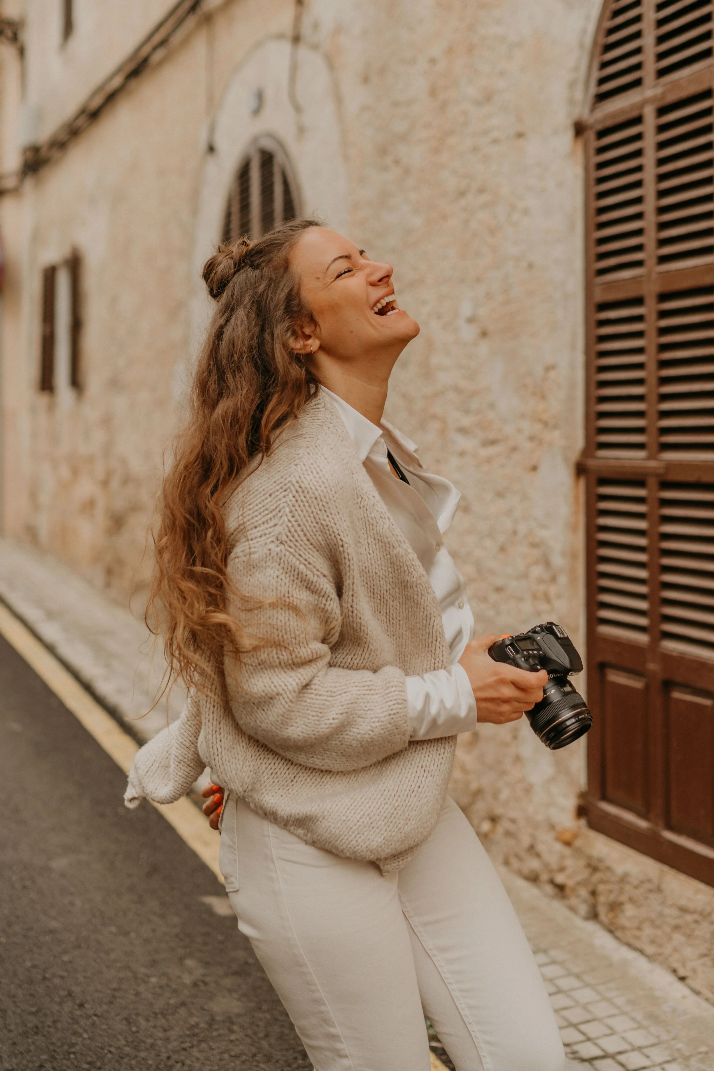 Jara Eileen Lenz Photographer dancing with Camera