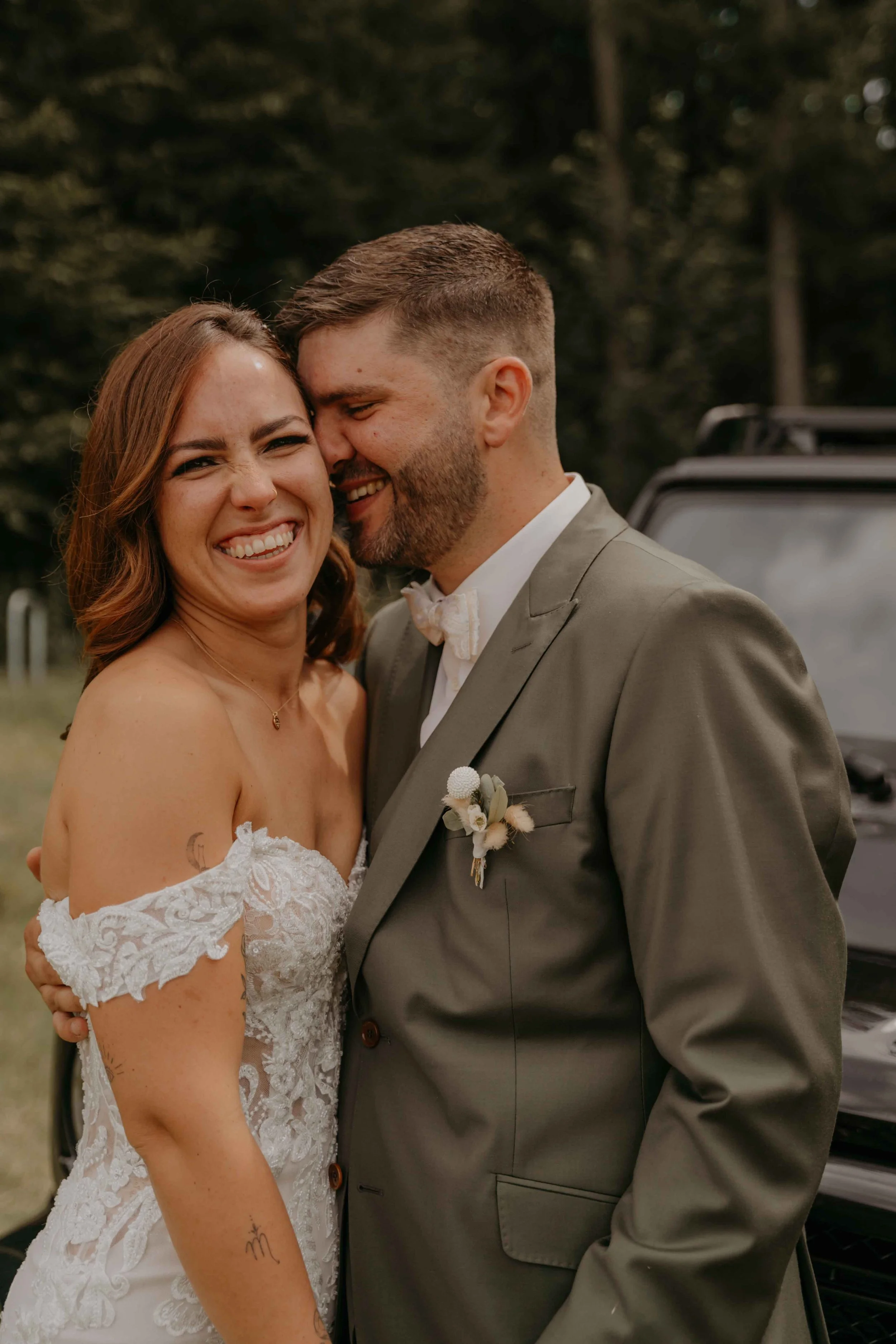 Ungezwungene Hochzeitsbilder – Brautpaar lacht und hat Spaß