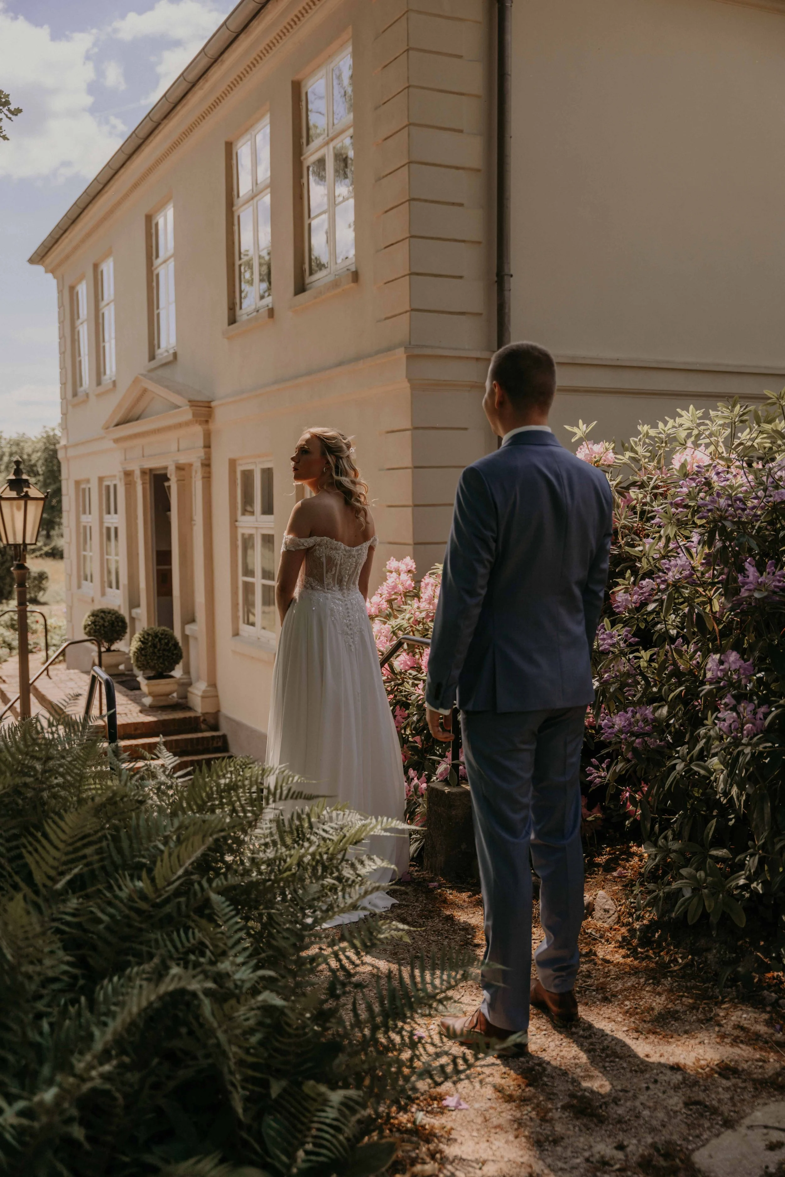 Hochzeitsfotografie Deutschland Hamburg – intime Umarmung des Brautpaares in historischer Umgebung.
