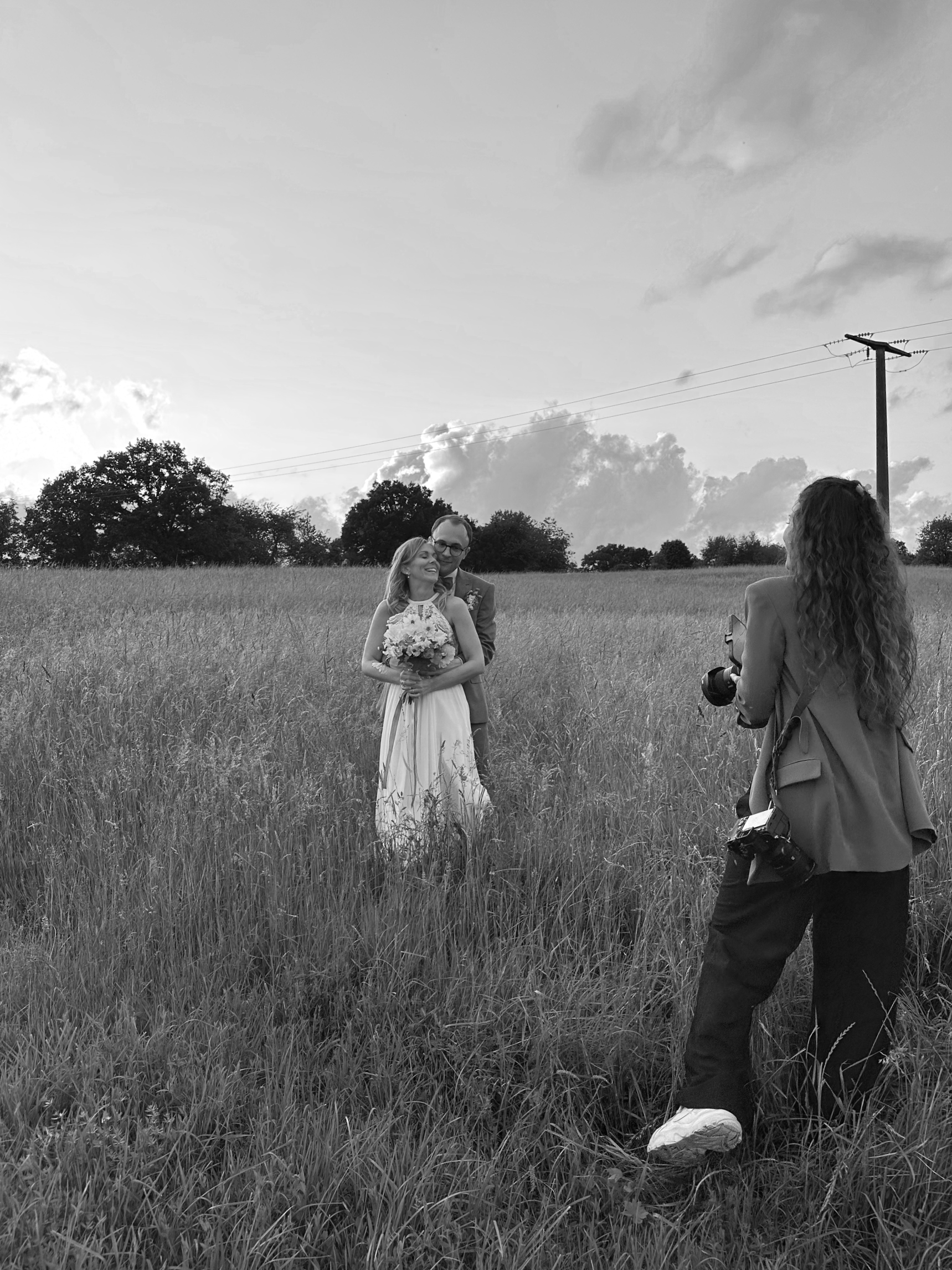 Hochzeitsfotografin aus Nordhessen fotografiert eine freie Trauung in Hessen, unaufdringliche Reportage in Aktion.