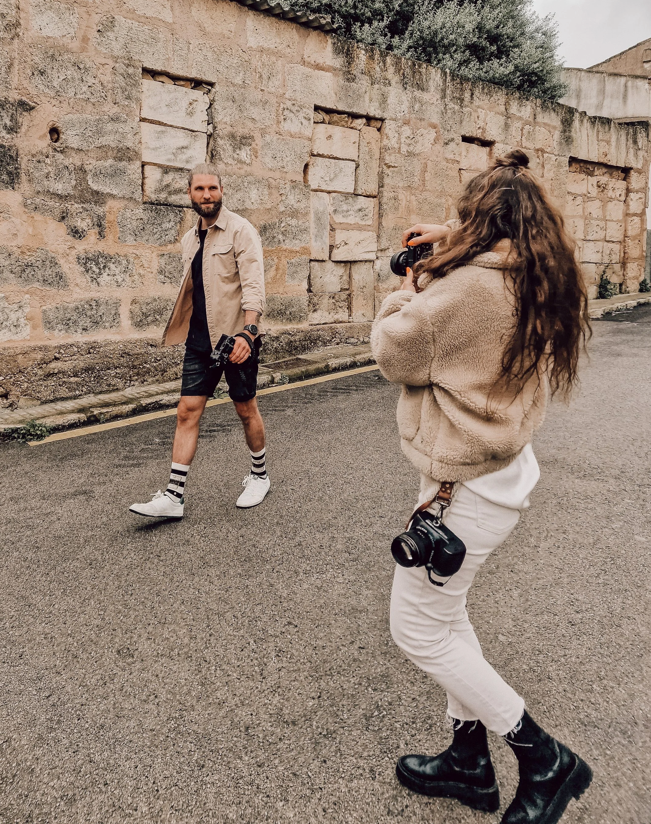 Hochzeitsfotografin Hessen fotografiert Getting Ready Details des Bräutigam vor dem Elopement auf Mallorca, dokumentarischer Blick für echte Momente.