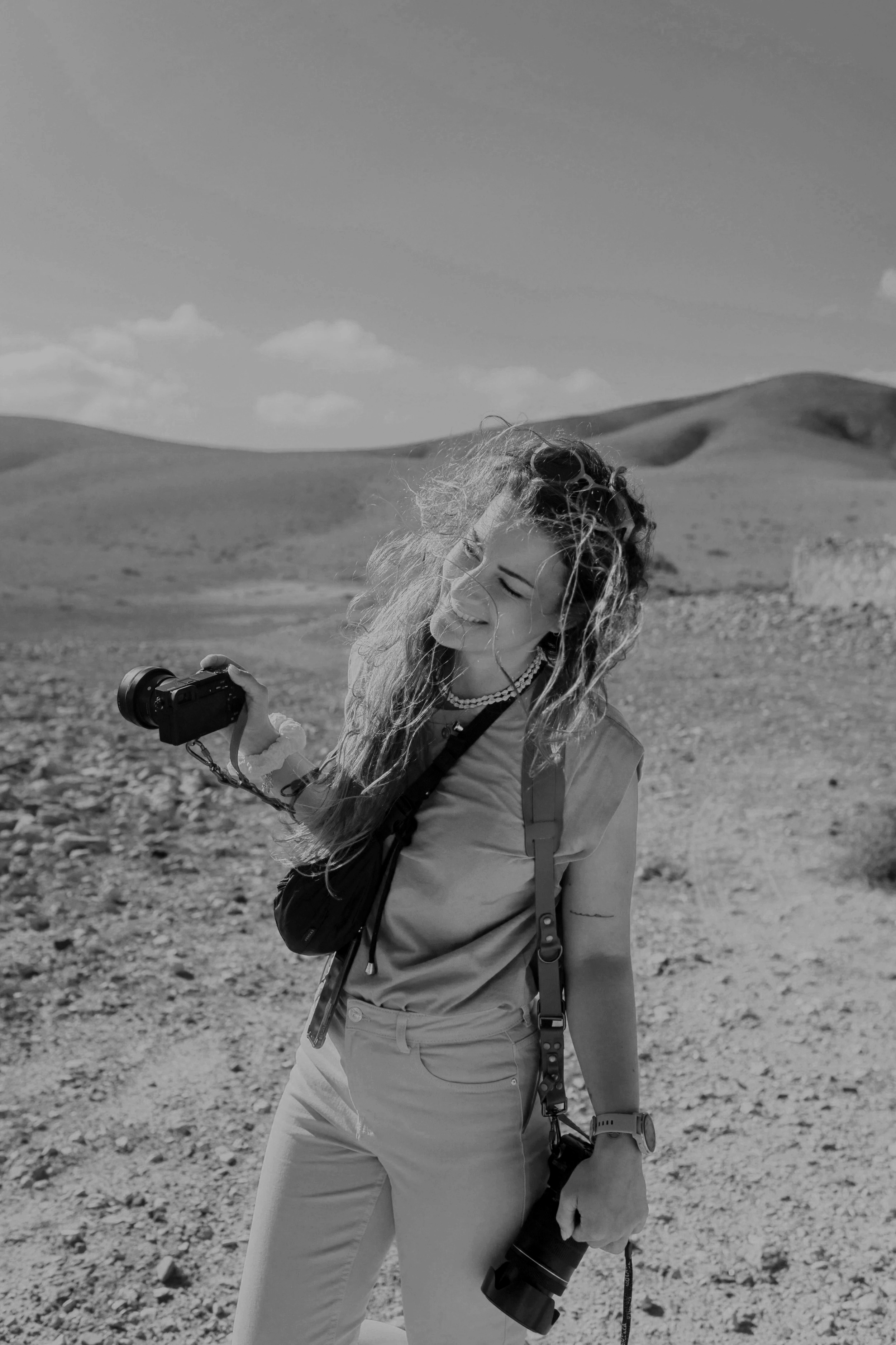 Destination Wedding Photographer Europe: Jara fotografiert ein Paar in Fuerteventura im Sonnenuntergang, künstlerische Reportage.