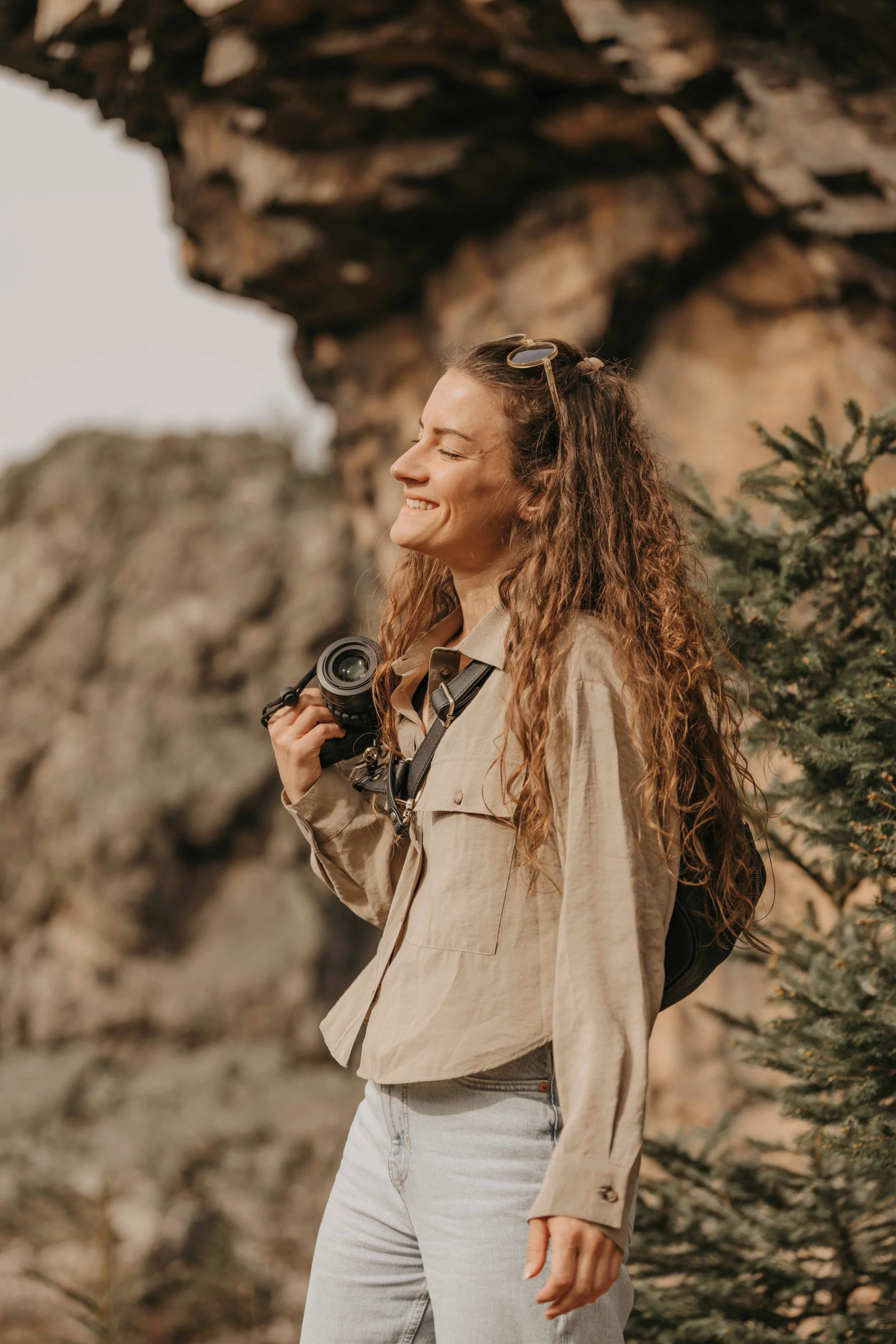 Hochzeitsfotografin aus Hessen mit Kamera, editorialer Stil und natürlicher Look im Outdoor-Setting.