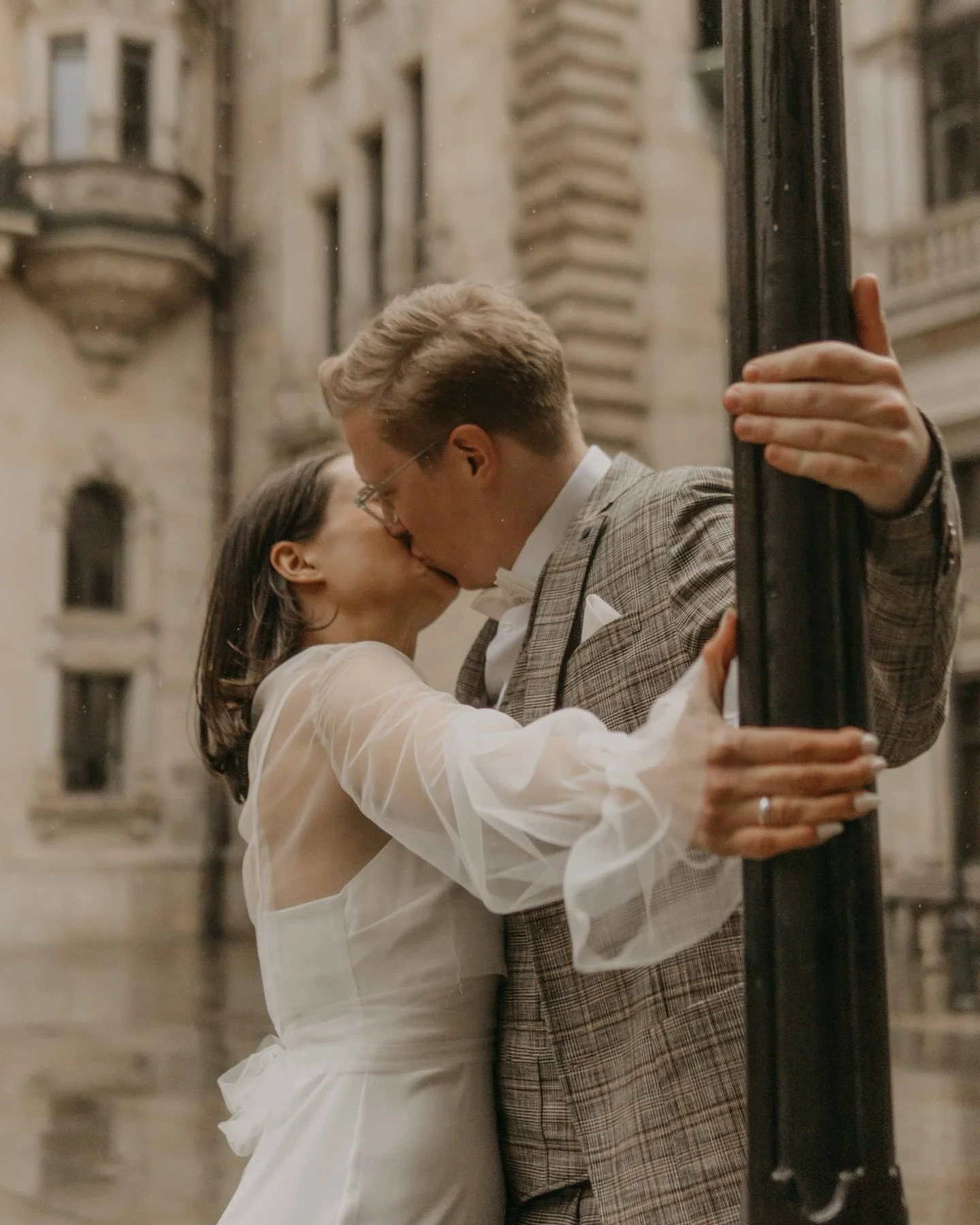 Forever in love 🤍

Hamburg, first sunshine and then rain.
What could have been a disruption
turned into the most cinematic part of their day. ✨

They didn&rsquo;t pause.
They didn&rsquo;t wait for perfect weather.
They danced.
With their dog running