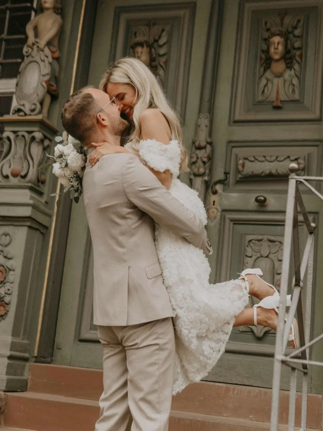 &ldquo;Wir brauchen keine Fotos &mdash;
es ist ja nur standesamtlich.&rdquo;

Diesen Satz h&ouml;re ich so oft.
Und jedes Mal denke ich:
Gerade dann.✨

Gerade wenn es still ist,
wenn niemand zuschaut,
wenn es nur um euch zwei geht.
Genau da entstehen