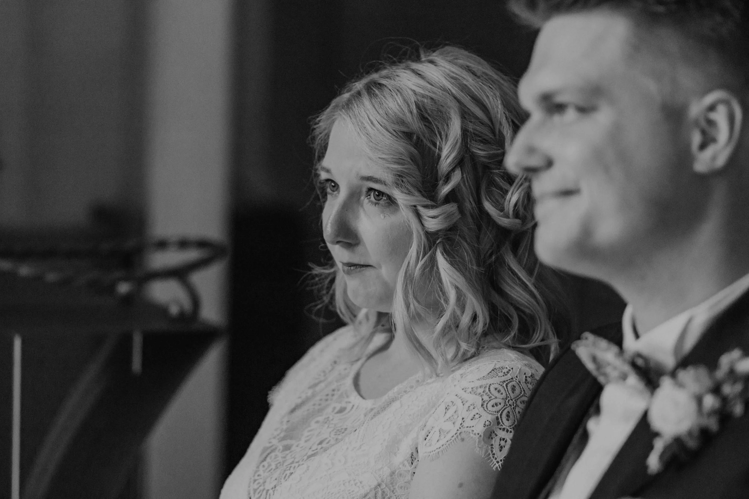 Emotionale Hochzeitsfotografie in Deutschland – Brautpaar auf Gut Glindfeld und in der Kirche, Tränen bei der kirchlichen Trauung und echte Gefühle.