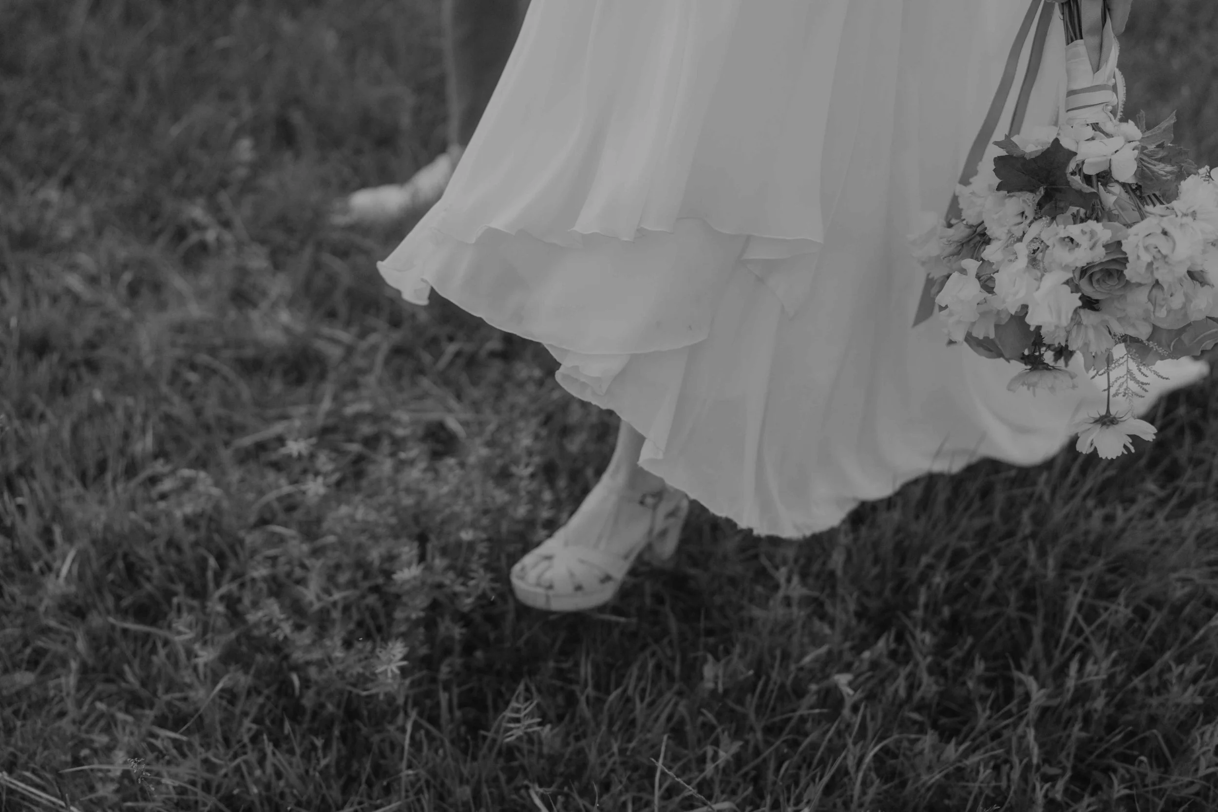 Hochzeitsfotografie Nordhessen – Silhouette des Brautpaares im Abendlicht.