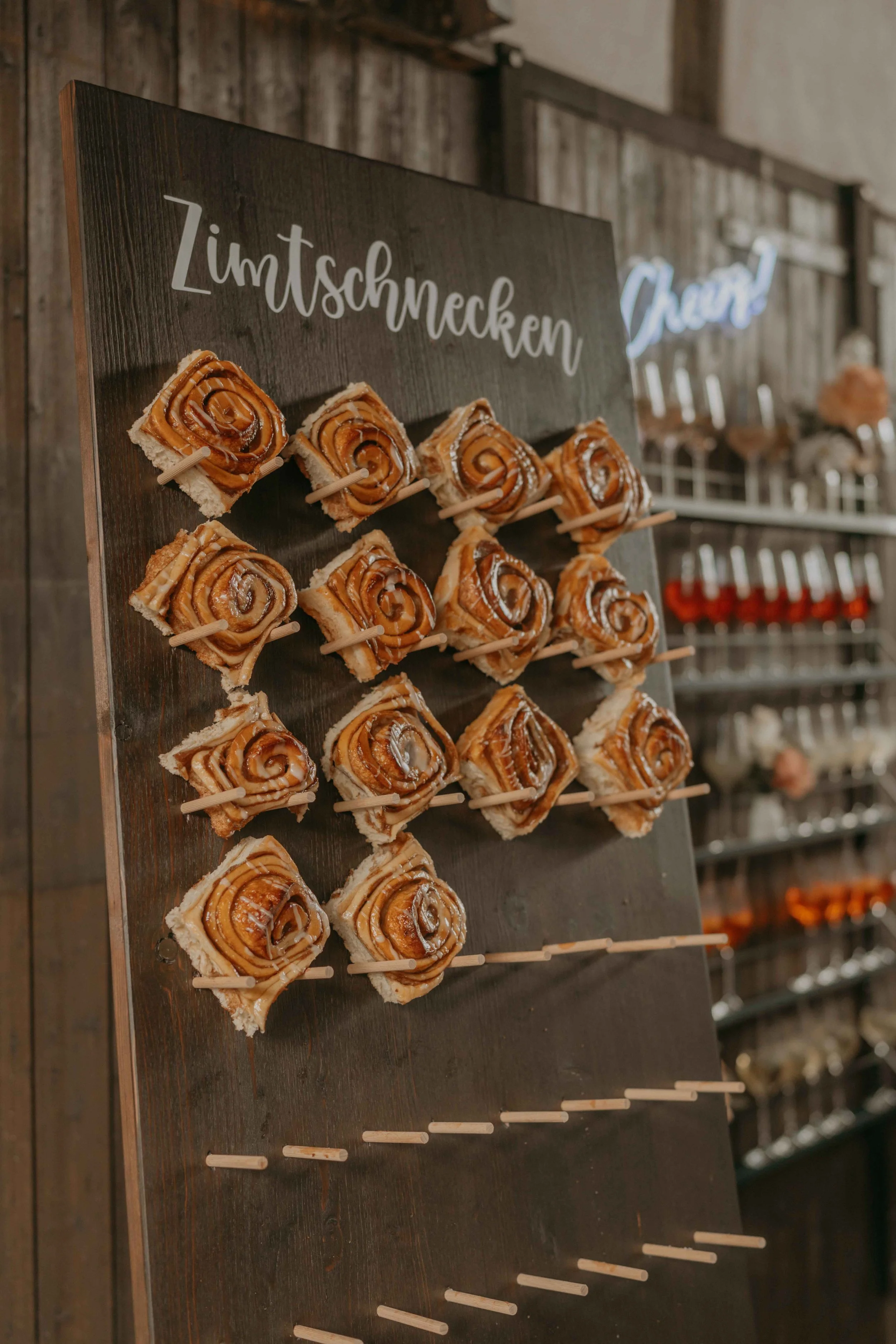 Zimtschnecken auf dem Sweet Table, gemütliche Kaffeestimmung nach der Trauung.