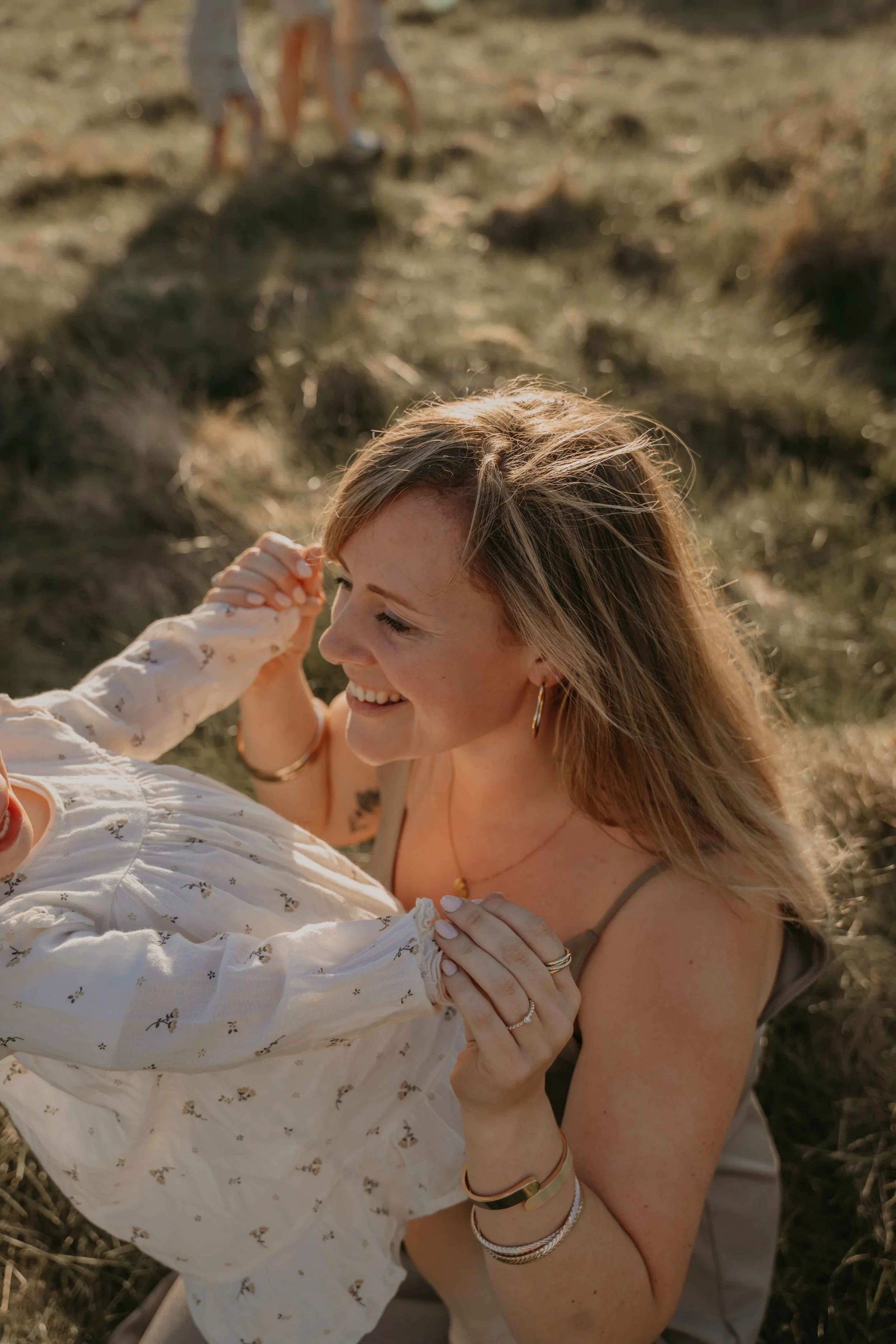 Familienfotografie Nordhessen – Kinder toben ausgelassen mit Mutter.