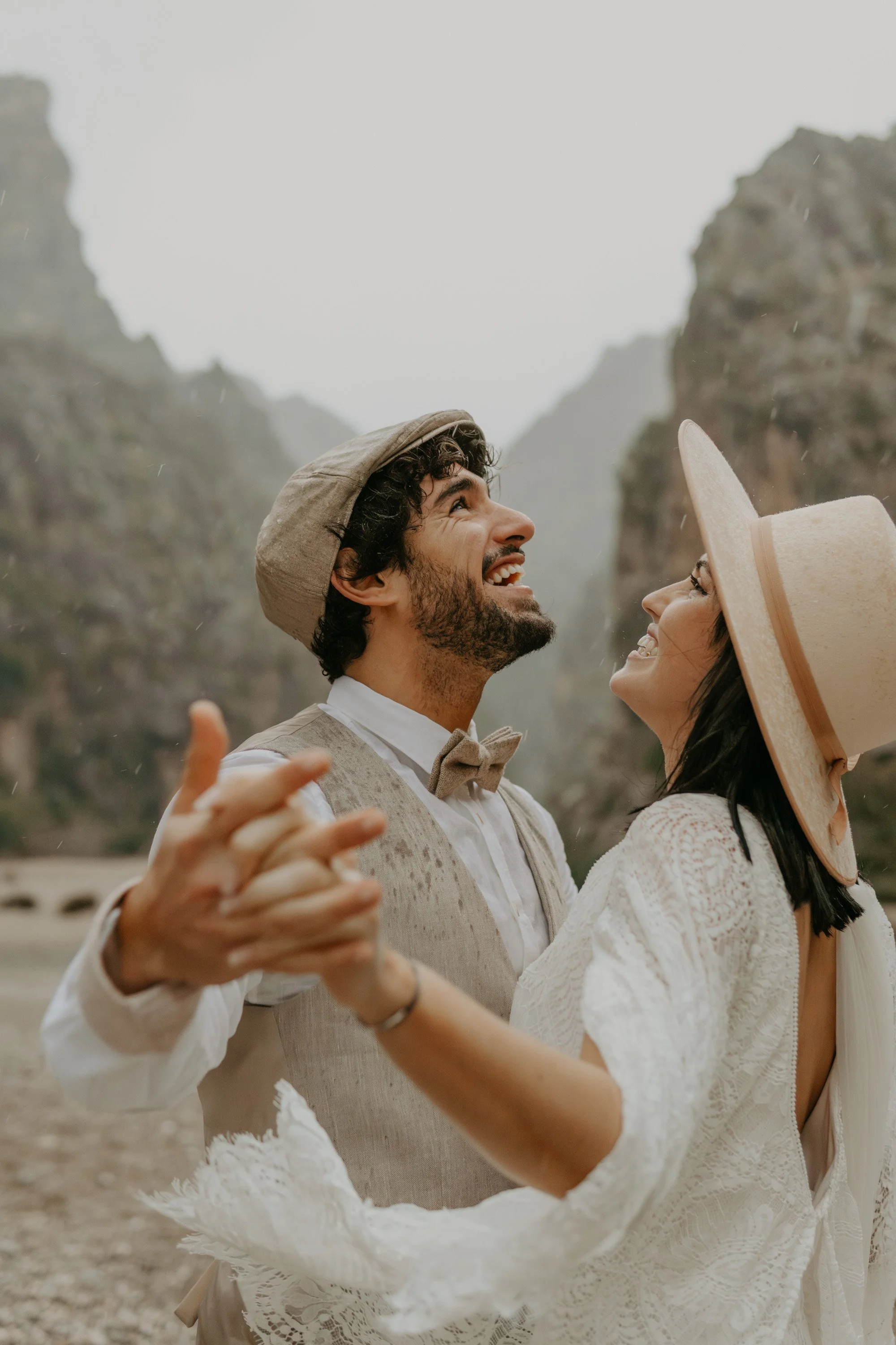 Elopement Wedding Moments – Hände, Blicke, echte Emotionen zwischen Brautpaar auf Mallorca.