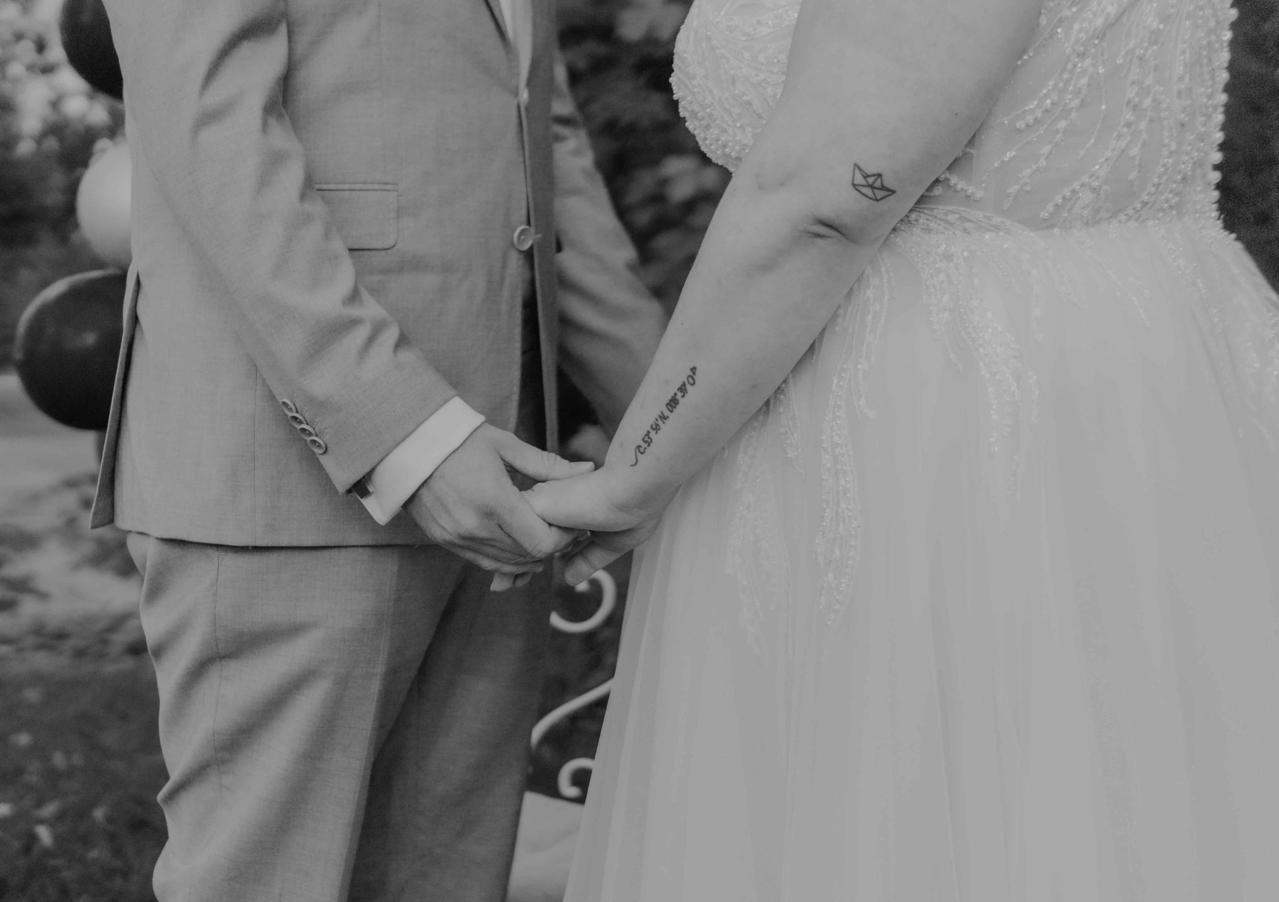 Freie Trauung auf Hofgut Schmitte – Brautpaar am Teich hinter dem Hof, intime und natürliche Hochzeitszeremonie in Hessen.