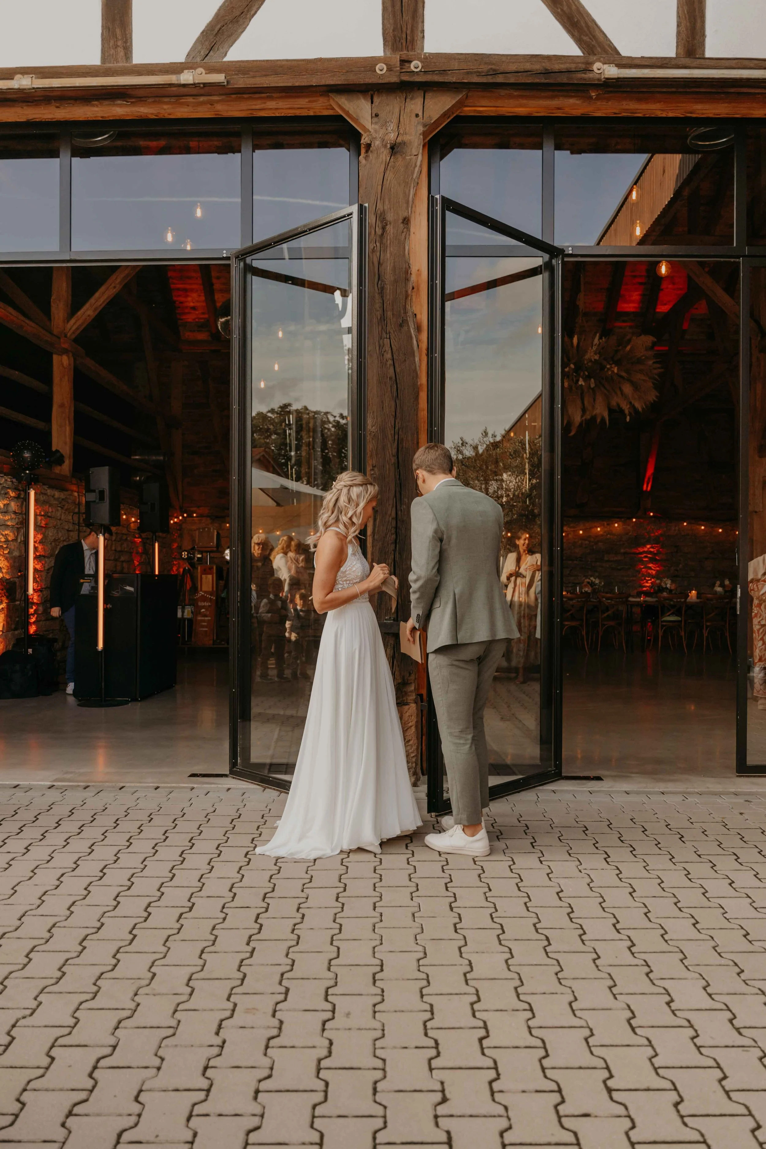 Hochzeitsfotograf Nordhessen – Brautpaar öffnet gemeinsam den Festsaal mit den Gästen.