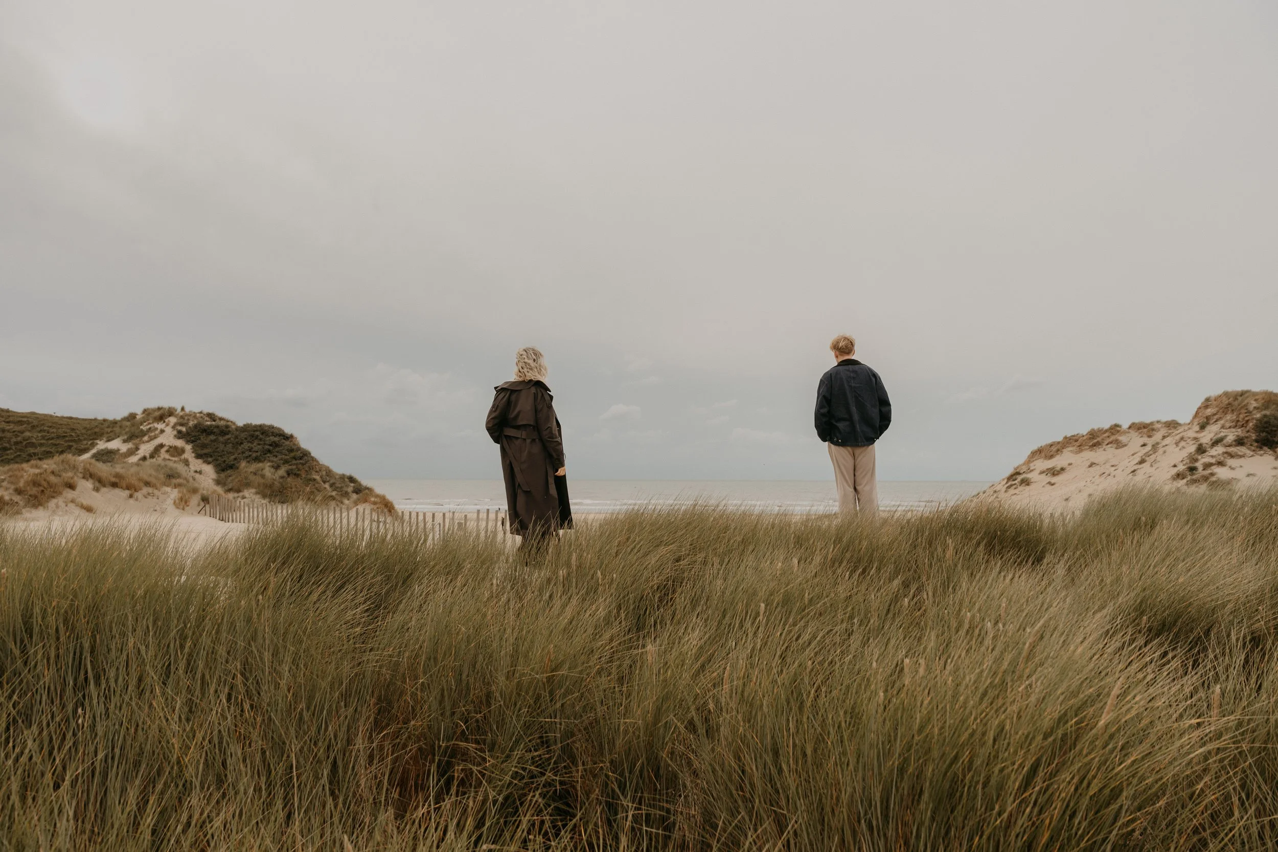 Natürliche Paarfotografie – Lachen, Bewegung und echtes Gefühl in Holland.