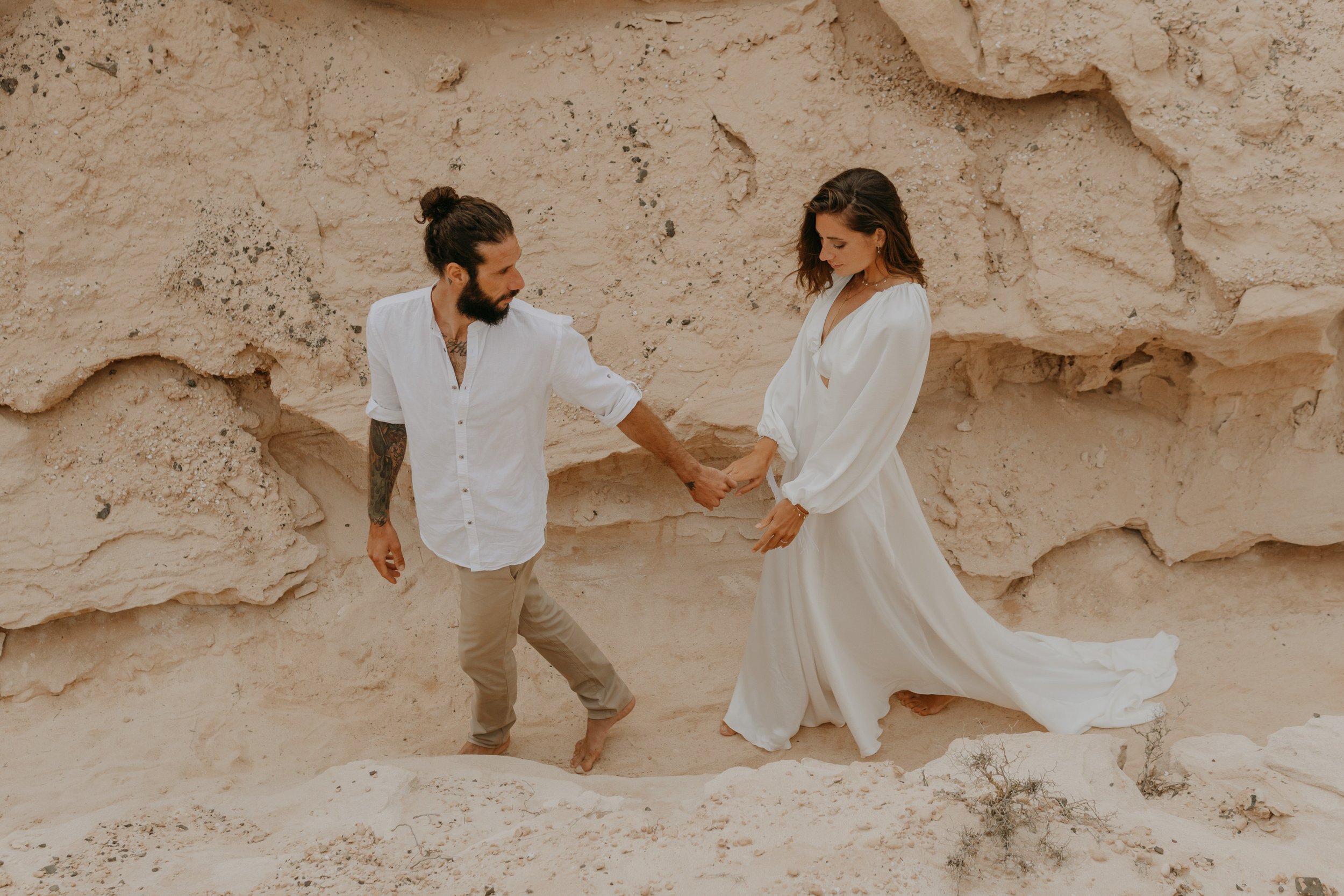 Elopement Photographer Europe – ungestellte Momente in Landschaft.