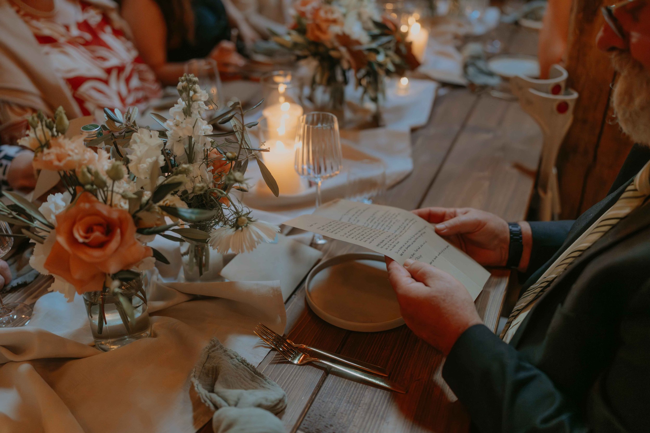 Hochzeitsfotograf Nordhessen – Gast liest emotional den Brief des Brautpaares.