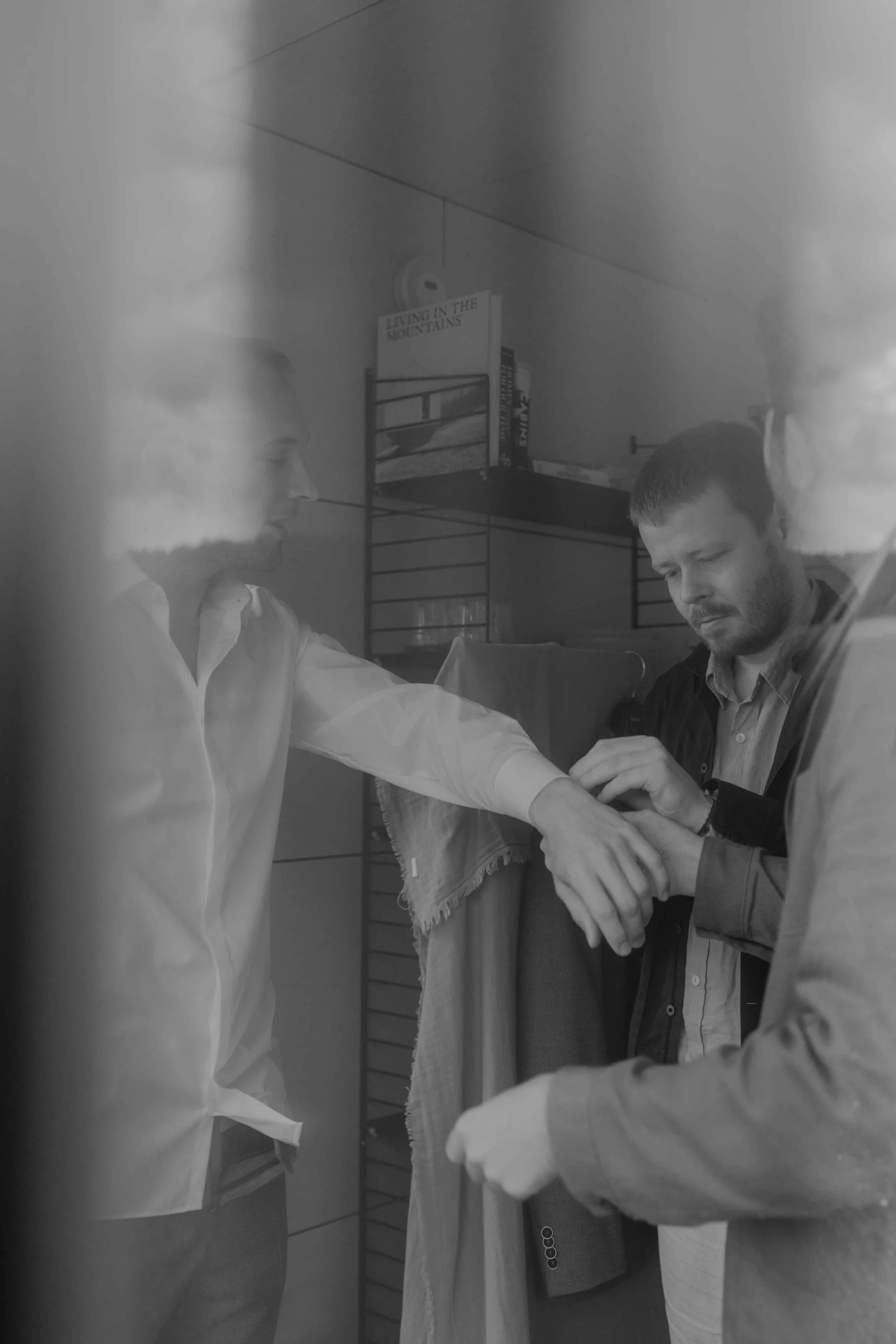 Bräutigam im Tiny House auf Hof Reith, entspanntes Getting Ready mit seinen Freunden.