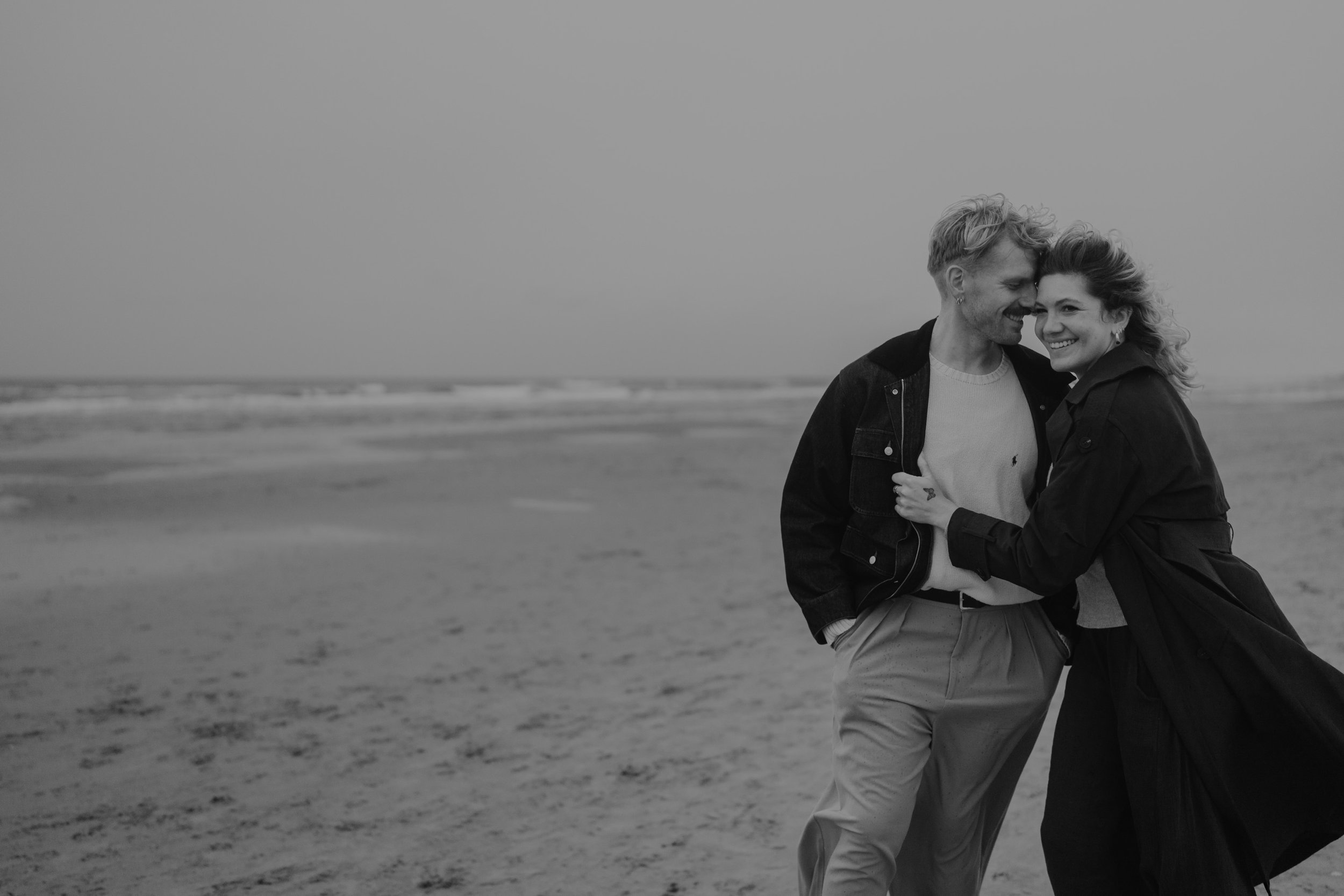 Paarshooting am Strand von Zandvoort – zärtlicher Kuss im Sonnenuntergang.