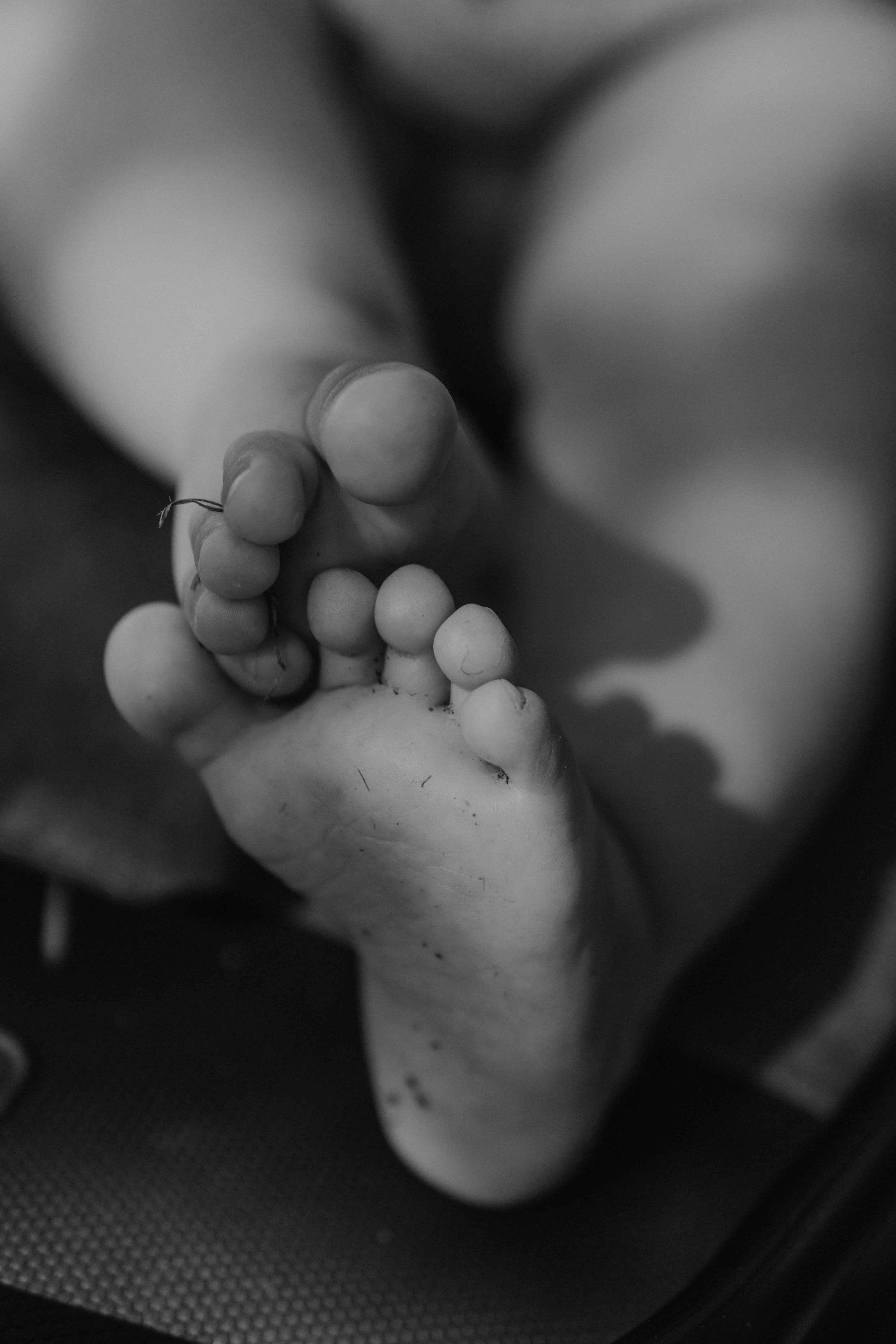 Babyfüße im Gras, Shooting outdoor im Sommer.