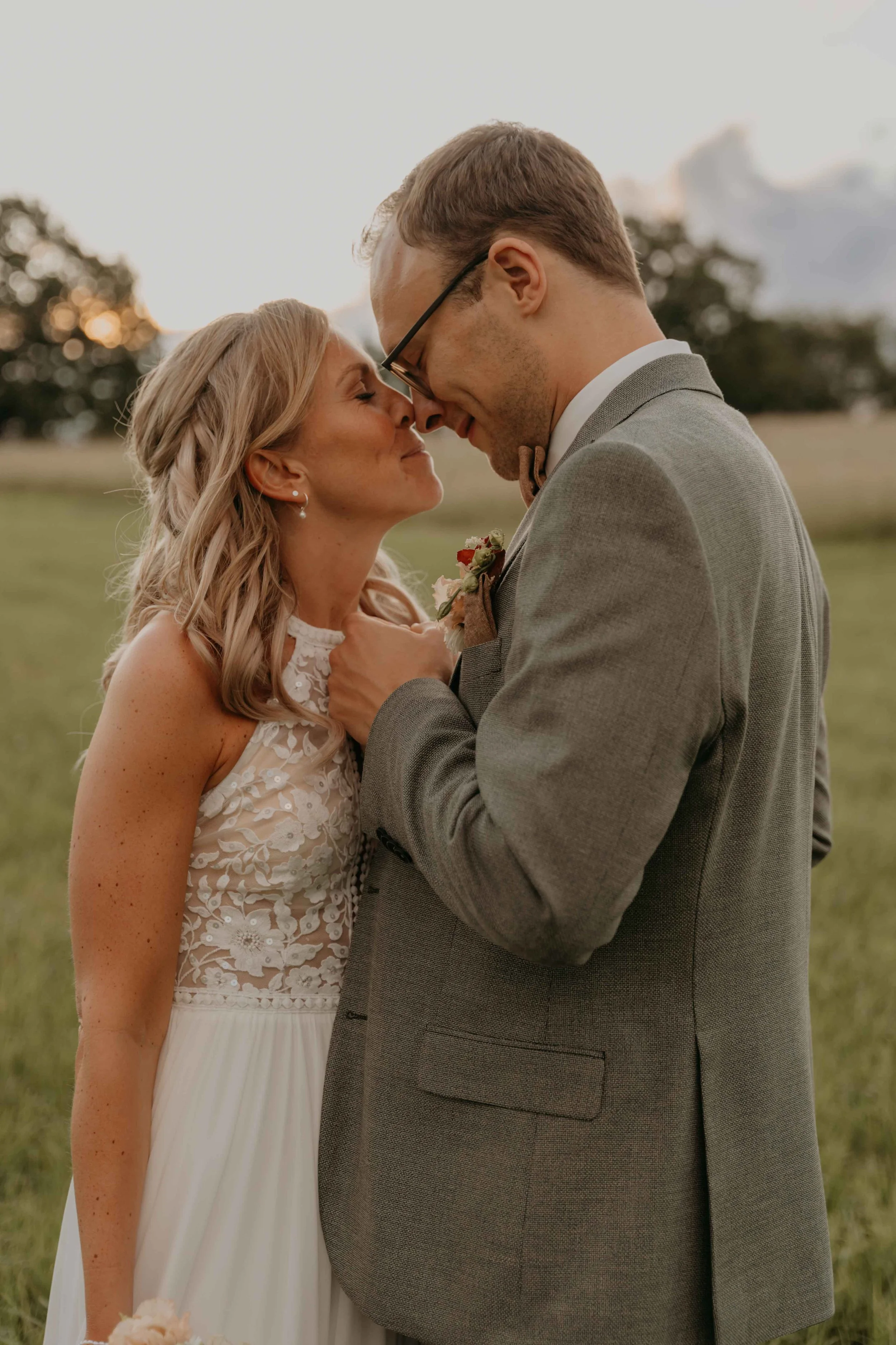 Hochzeitsreportage Nordhessen – Brautpaarshooting auf einer Wiese hinter dem Hof.