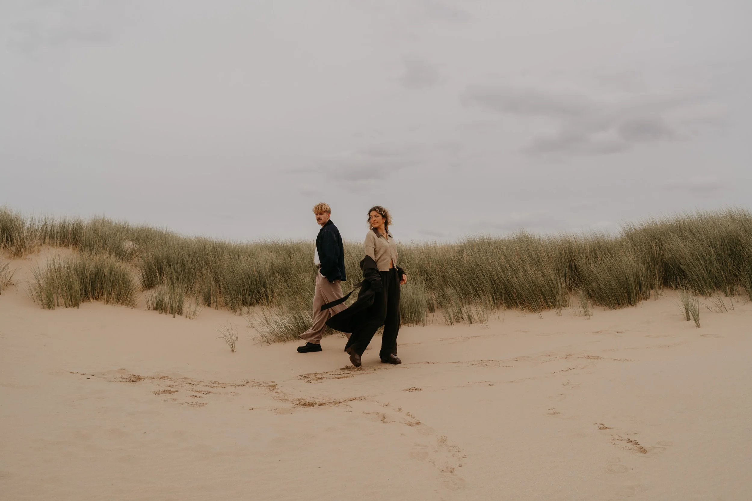 Lifestyle Couple Session Netherlands – Paar tanzt verliebt im Sand.