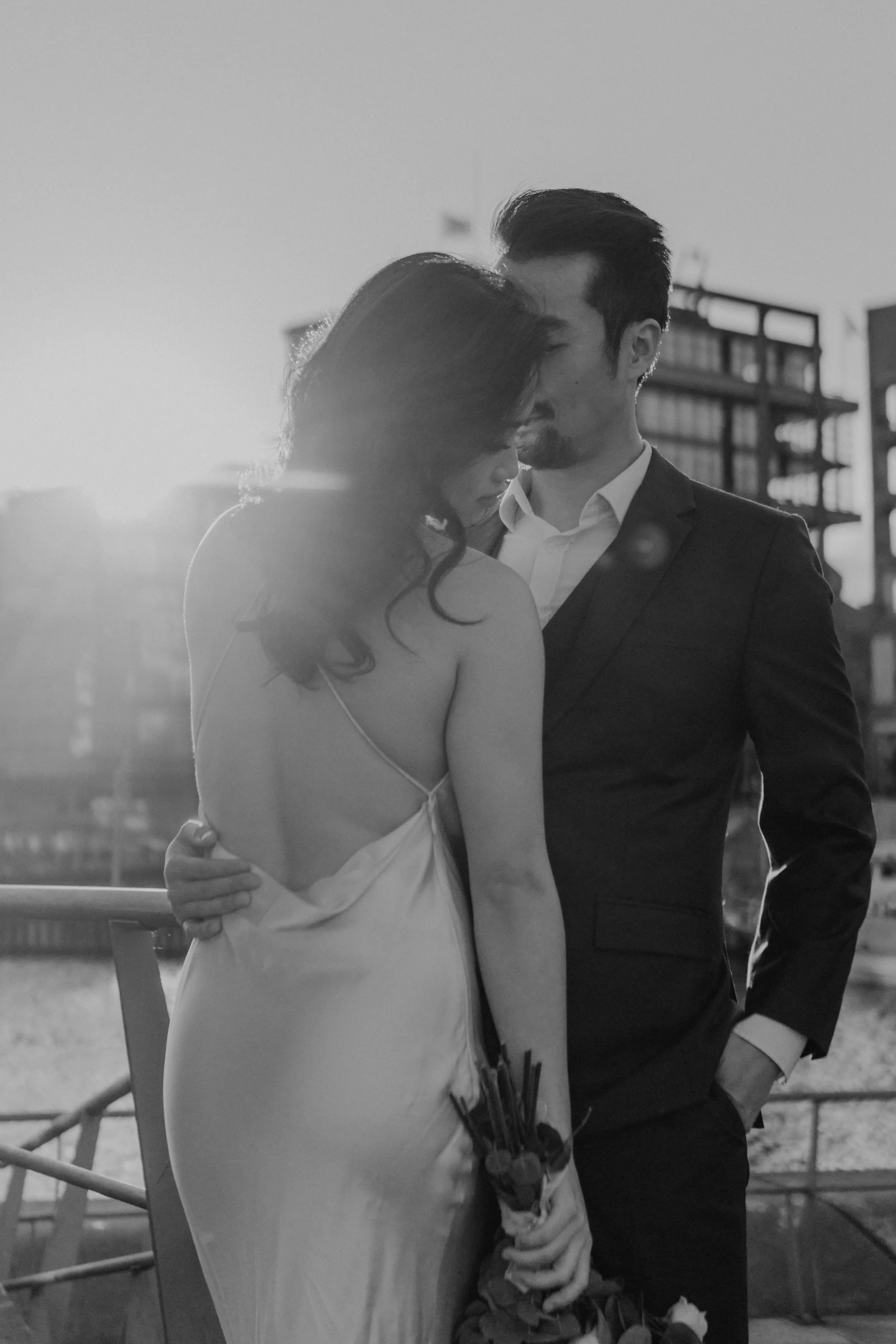 Intime Hochzeit zu zweit in der Speicherstadt – Brautpaar im Gegenlicht auf einer Brücke.