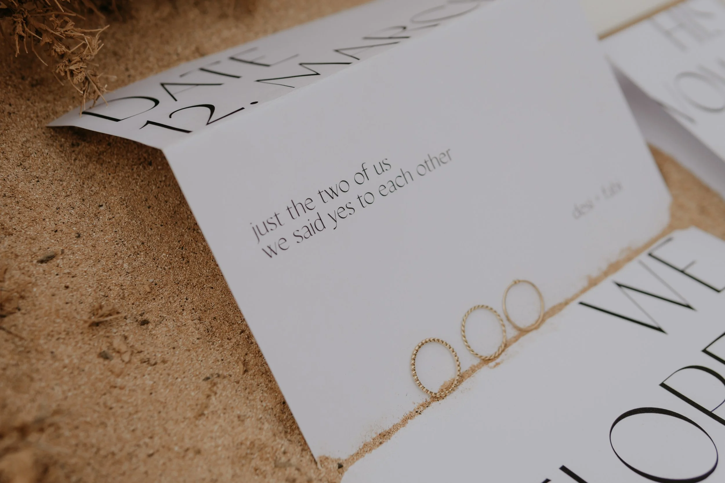 Elopement Spain / Europe – Details des Ehegelübdes, der Eheringe und der Dankeskarte. 