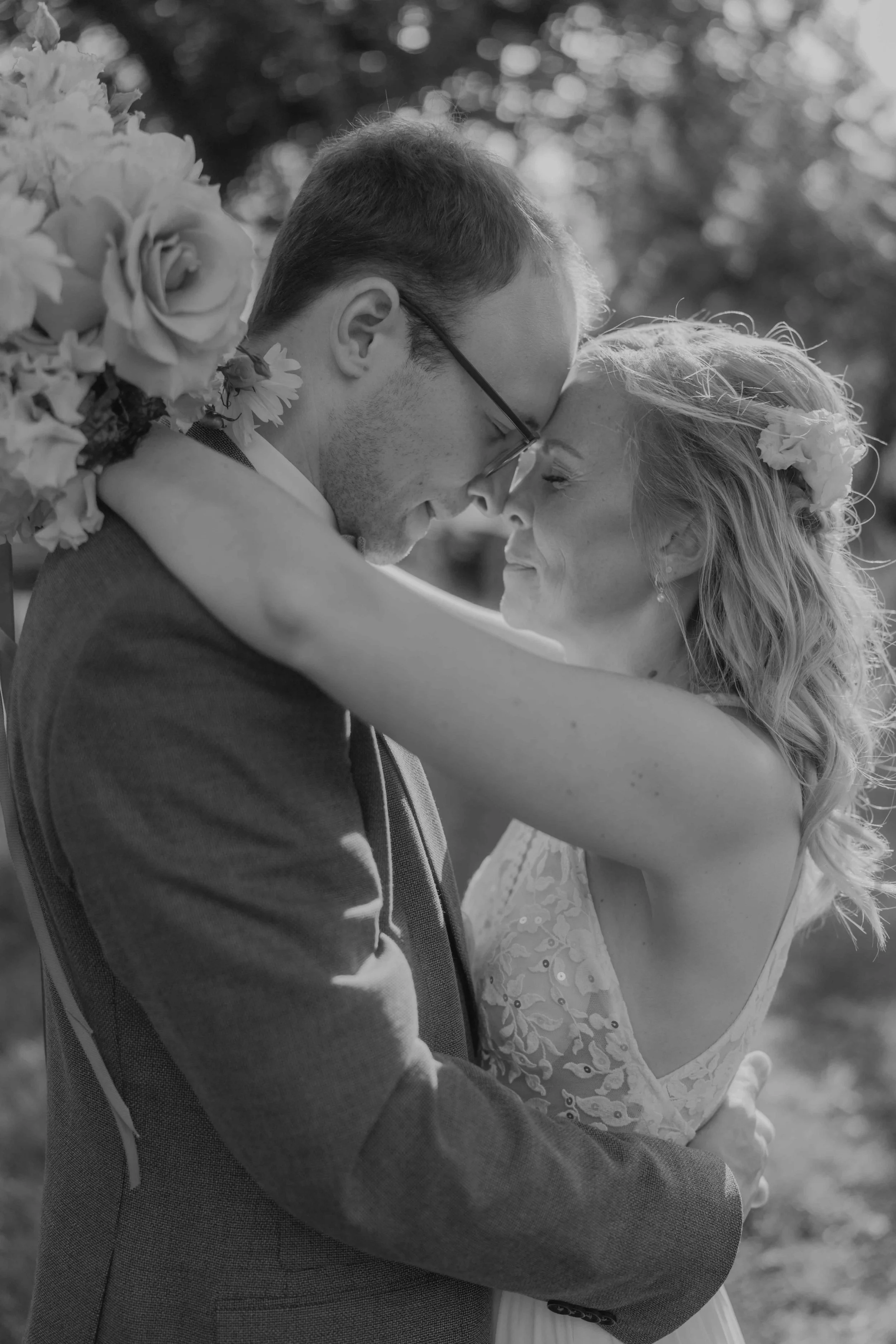 ntime Hochzeit auf Hof Reith – Brautpaar zwischen Scheune und Hofgelände, natürliche Reportage.