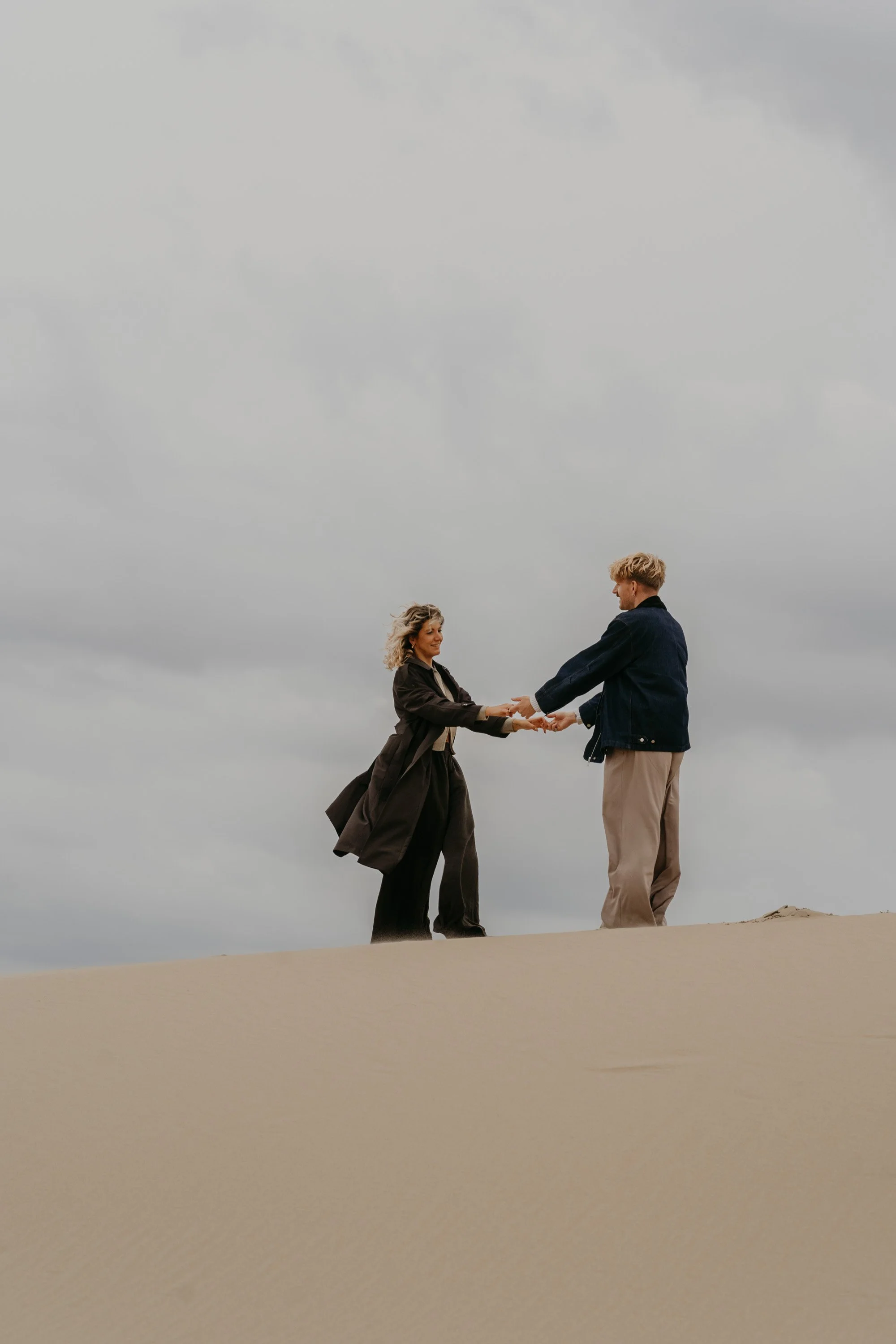 Couple Shooting Netherlands – laughter and closeness by the dunes.