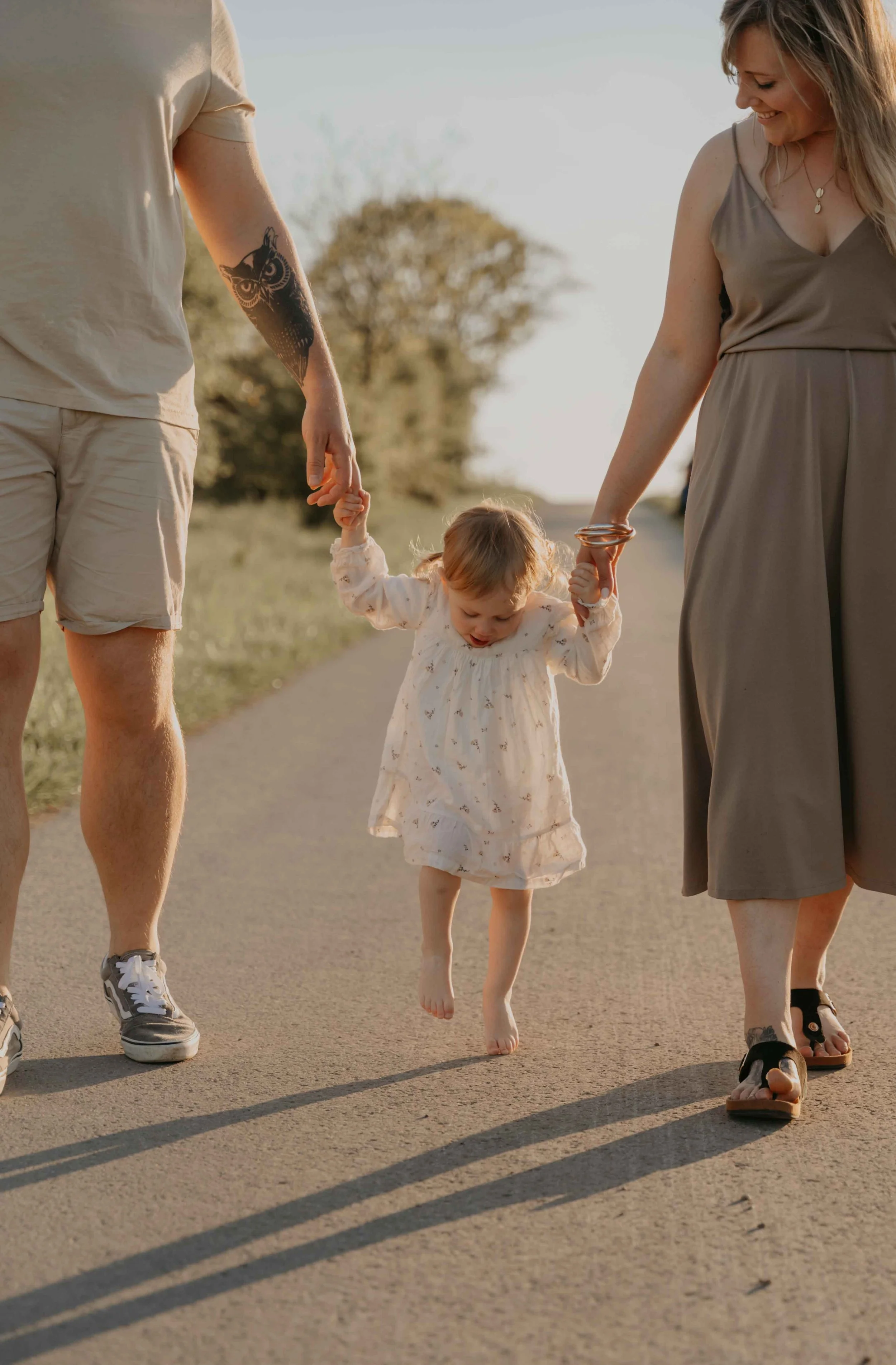 Authentische Familienfotografie Waldeck-Frankenberg – Familie geht Hand in Hand spazieren. 