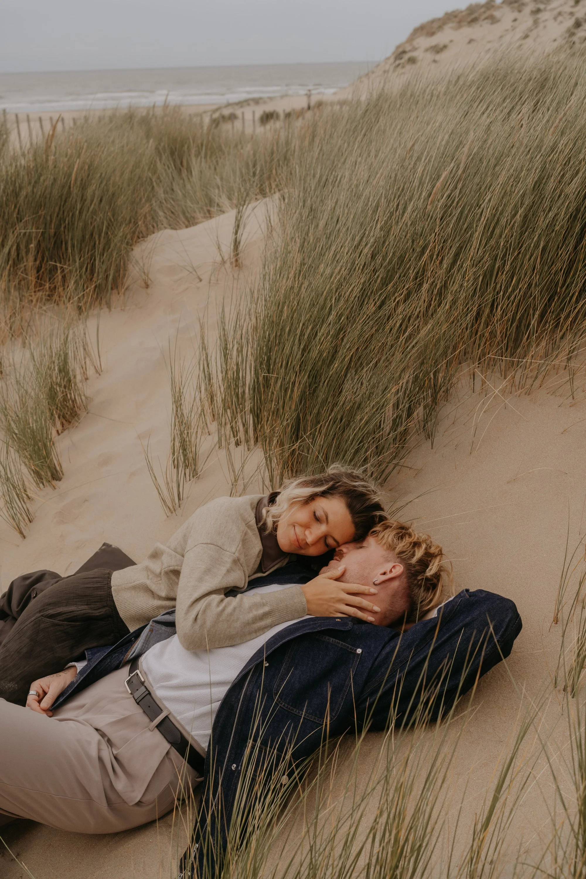 Paarshooting in Holland – verliebte Umarmung zwischen den Dünen.