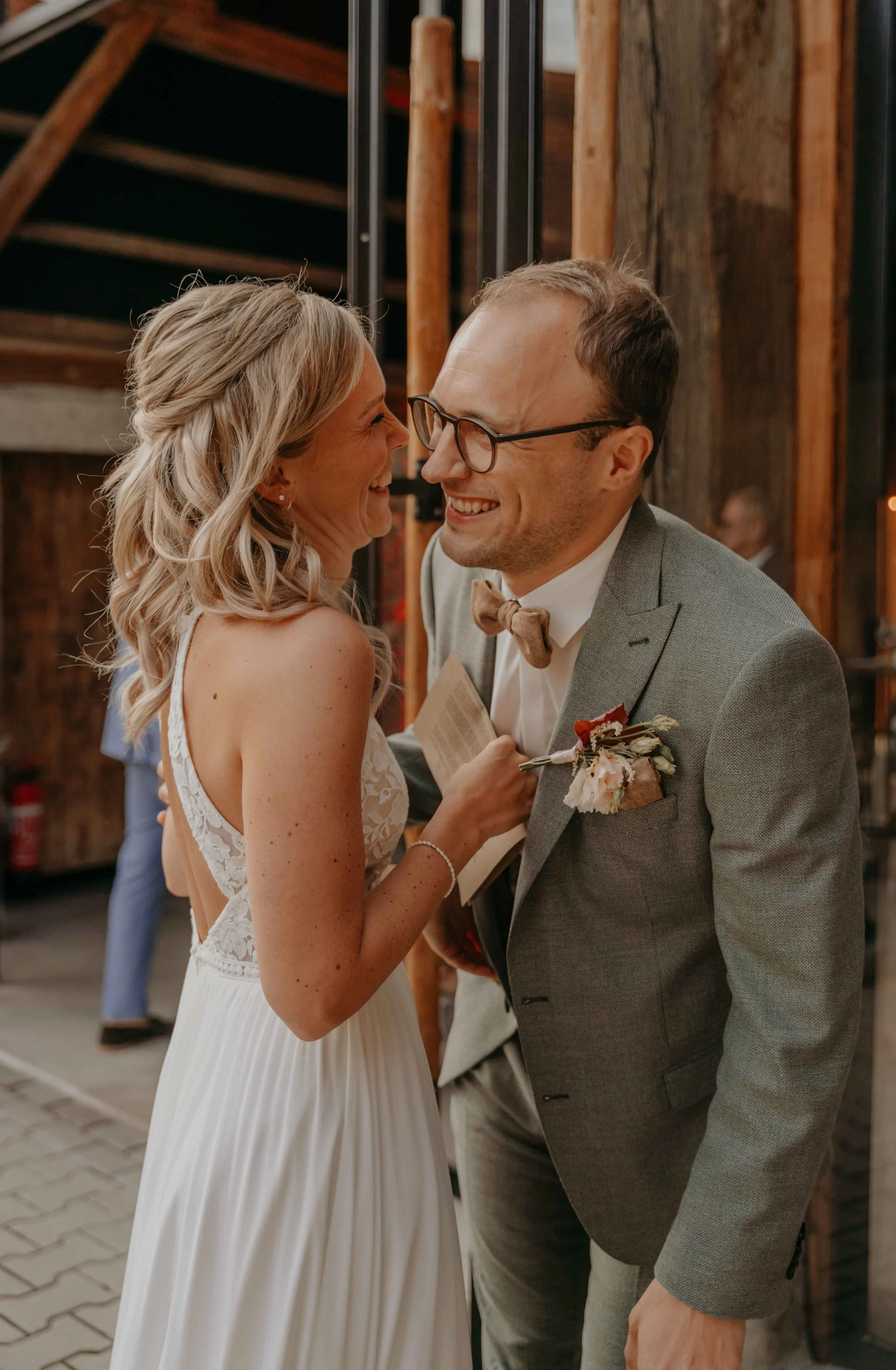 Hochzeitsreportage Hessen – intime Momente  des Brautpaares während des Sektempfangs. 