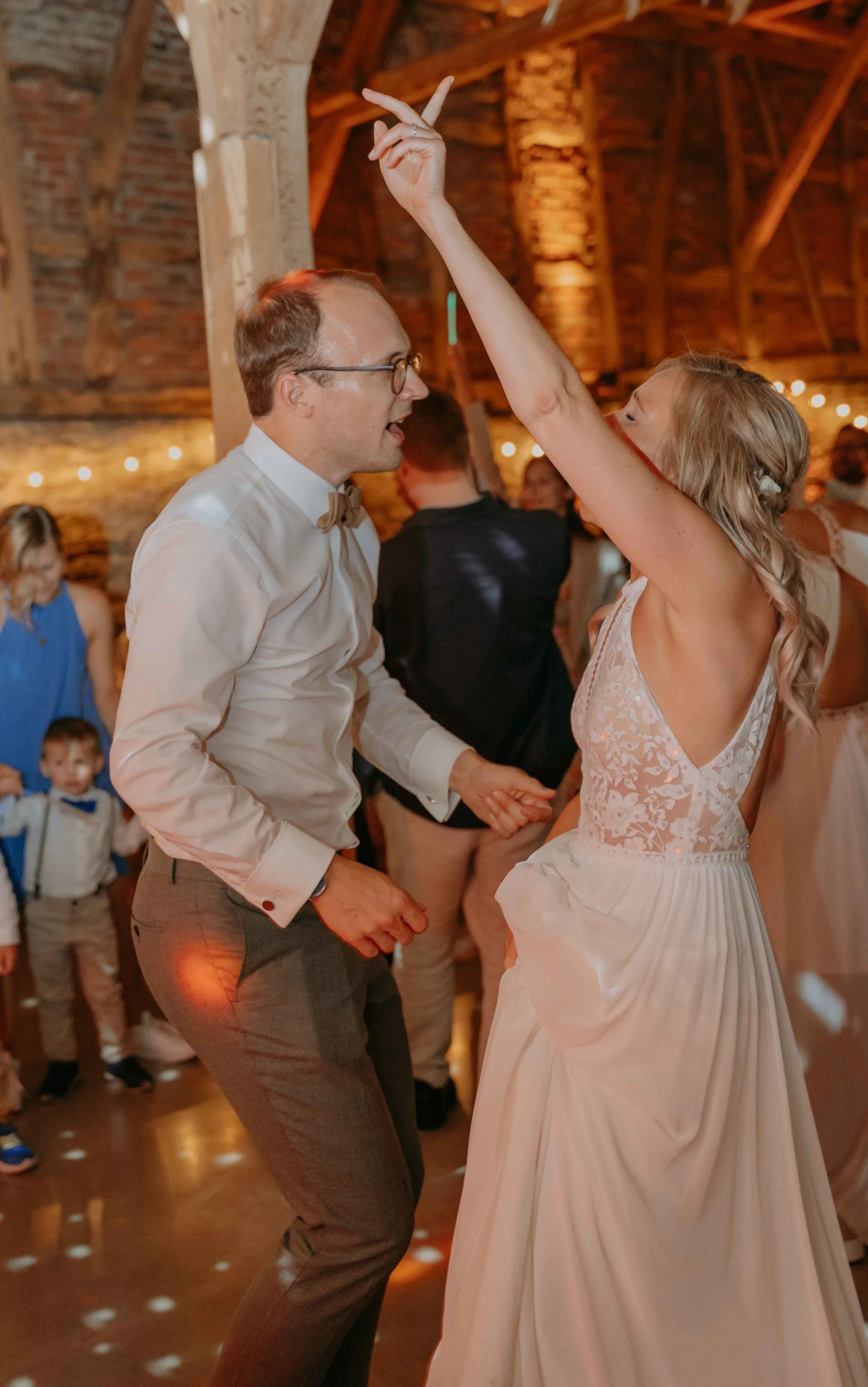 Documentary Wedding Photography – Braut tanzt voller Leidenschaft und Emotionen ihren Hochzeitstanz. 