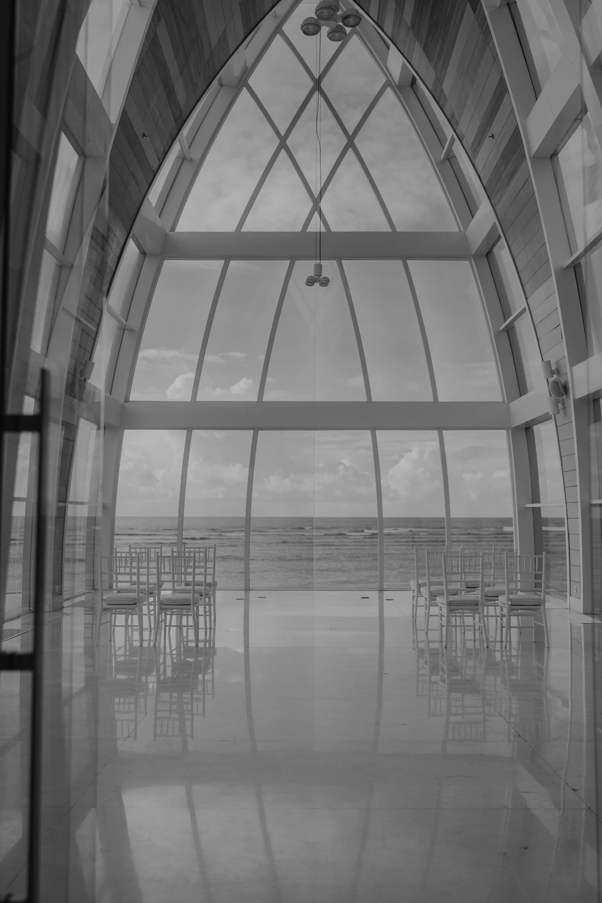 Destination Wedding Photography – moderne Chapel im Ritz Carlton auf Bali.