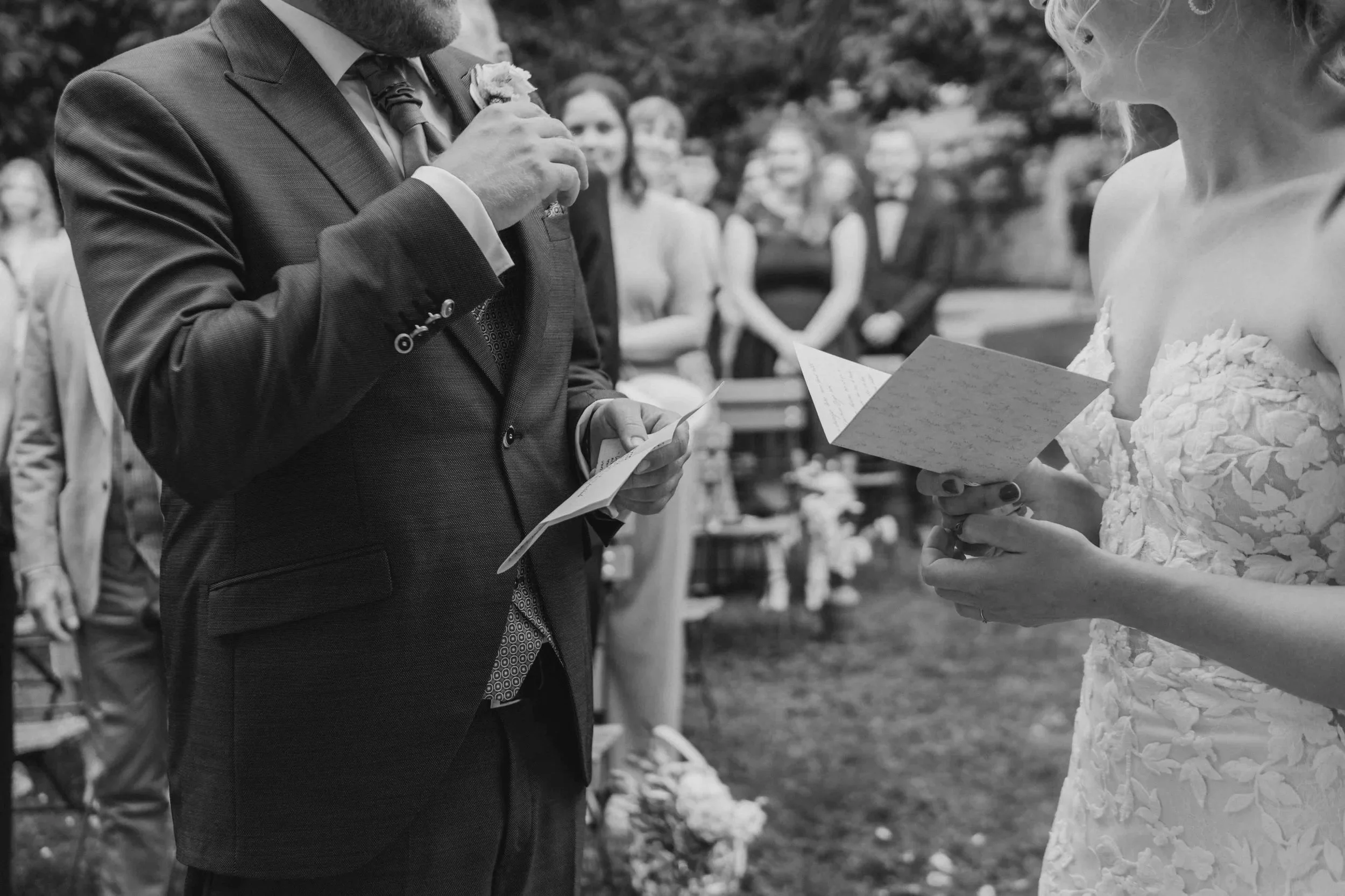 Hochzeit auf Schloss Landau, das Brautpaar liest Ehegelübde vor.