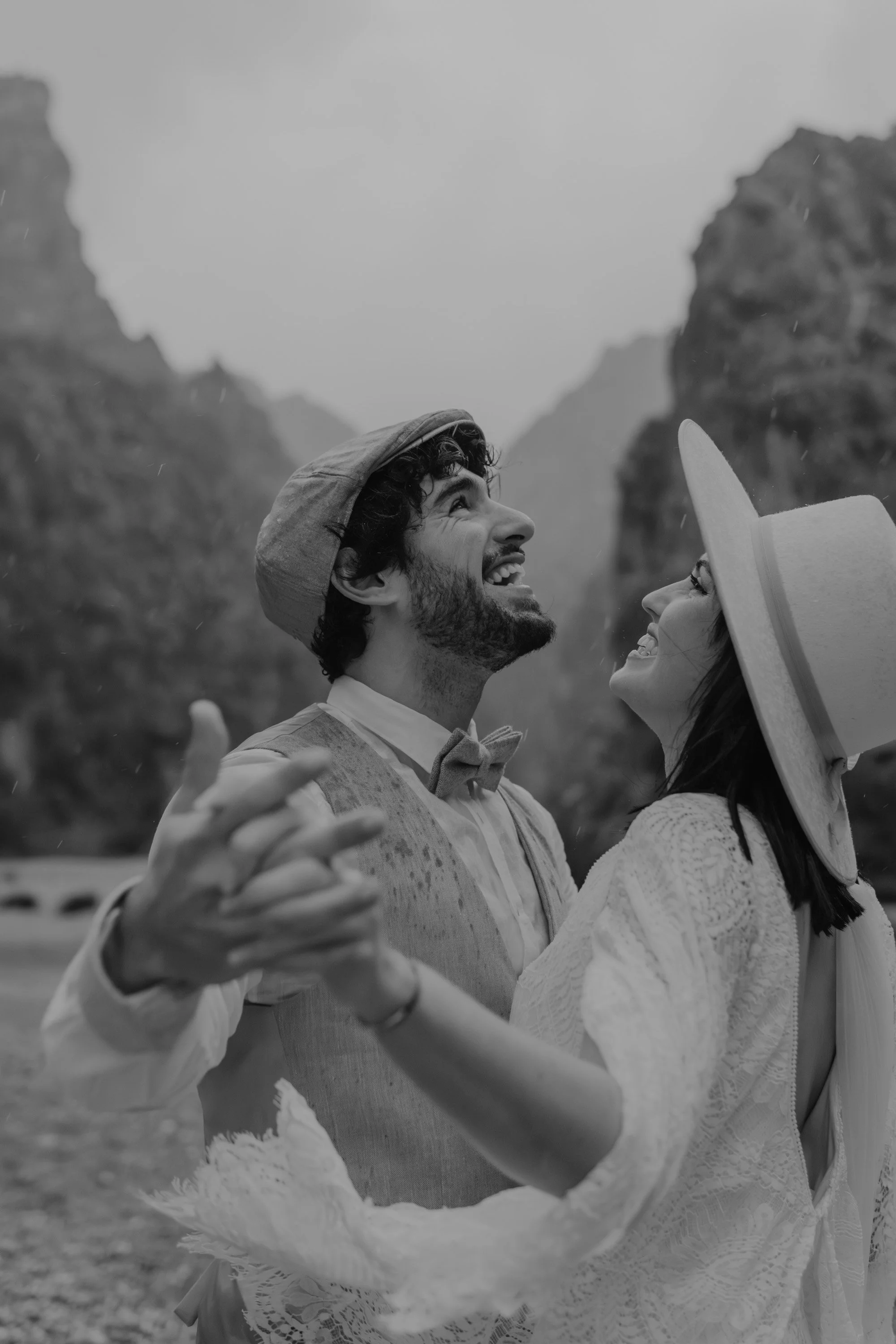 Wedding abroad photographer – intime Szene am Strand mit Regentropfen. 