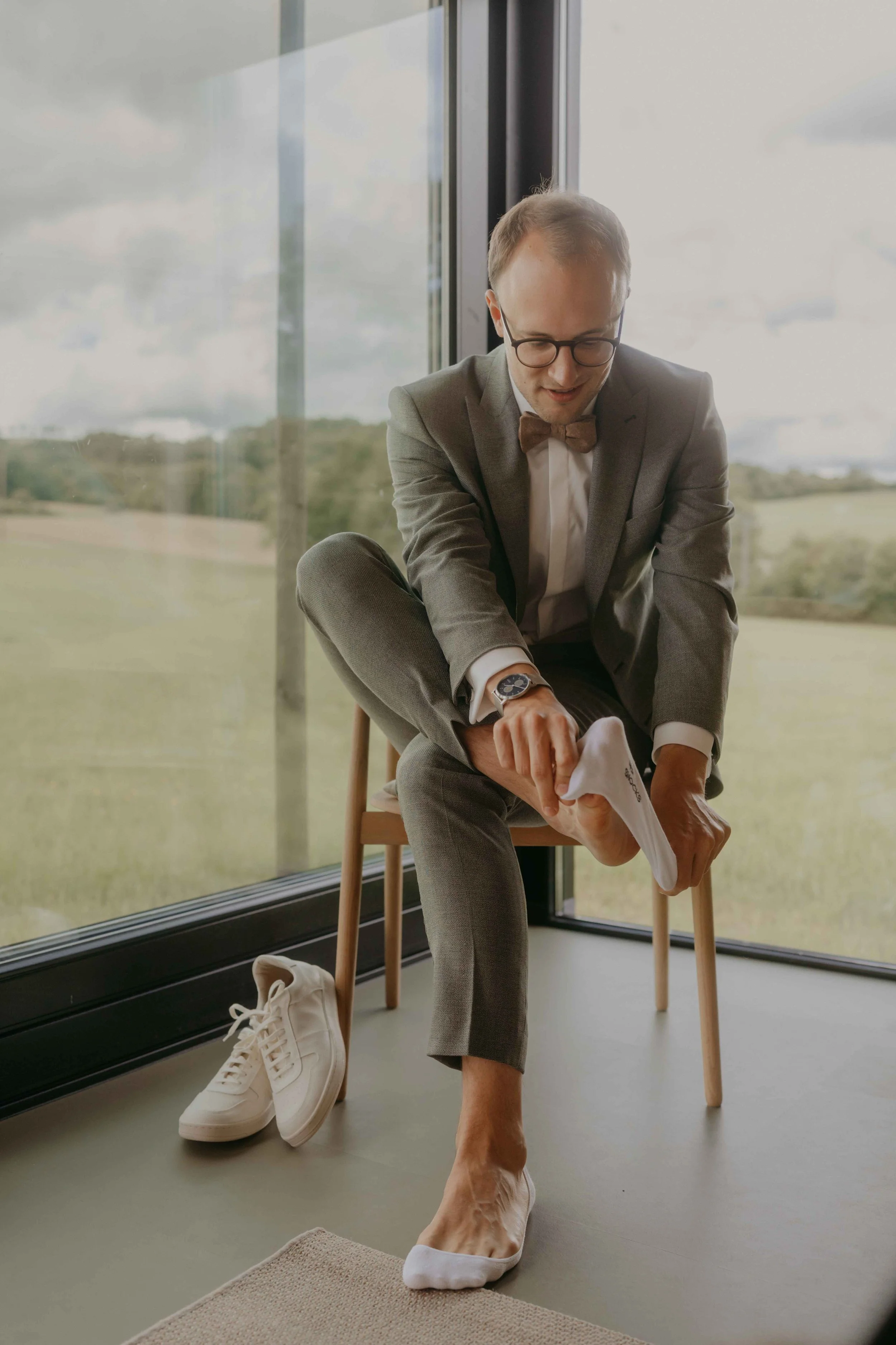 Bräutigam zieht sich die Schuhe an, intime Getting-Ready-Szene in Nordhessen.