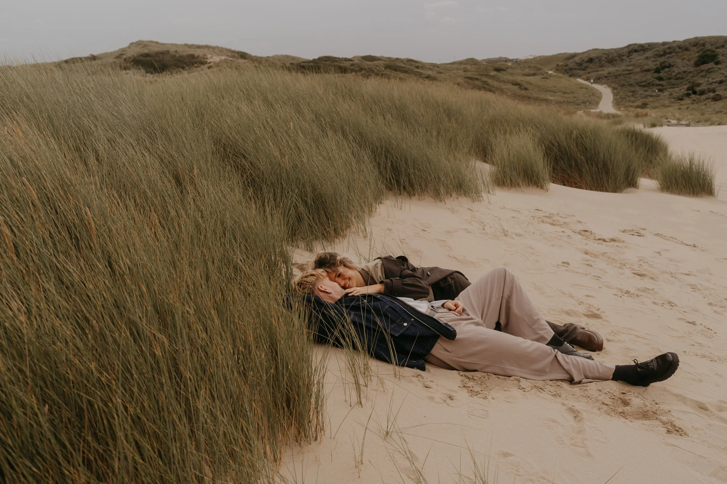 Emotionales Couple Shooting am Meer in Holland – echte Momente voller Nähe.