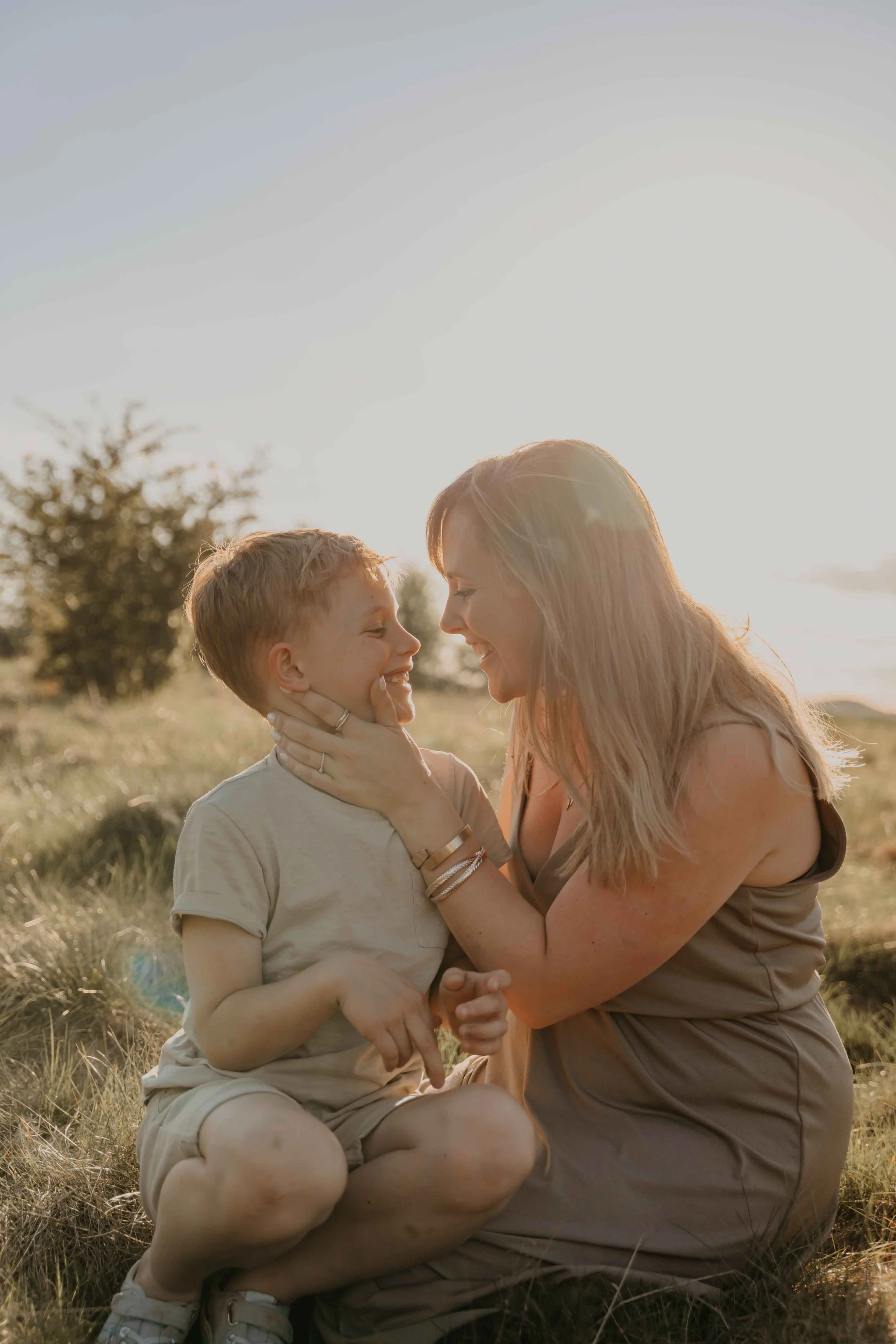 Natürliche Familienfotografie Hessen –Mutter und Sohn Momente voller Freude.