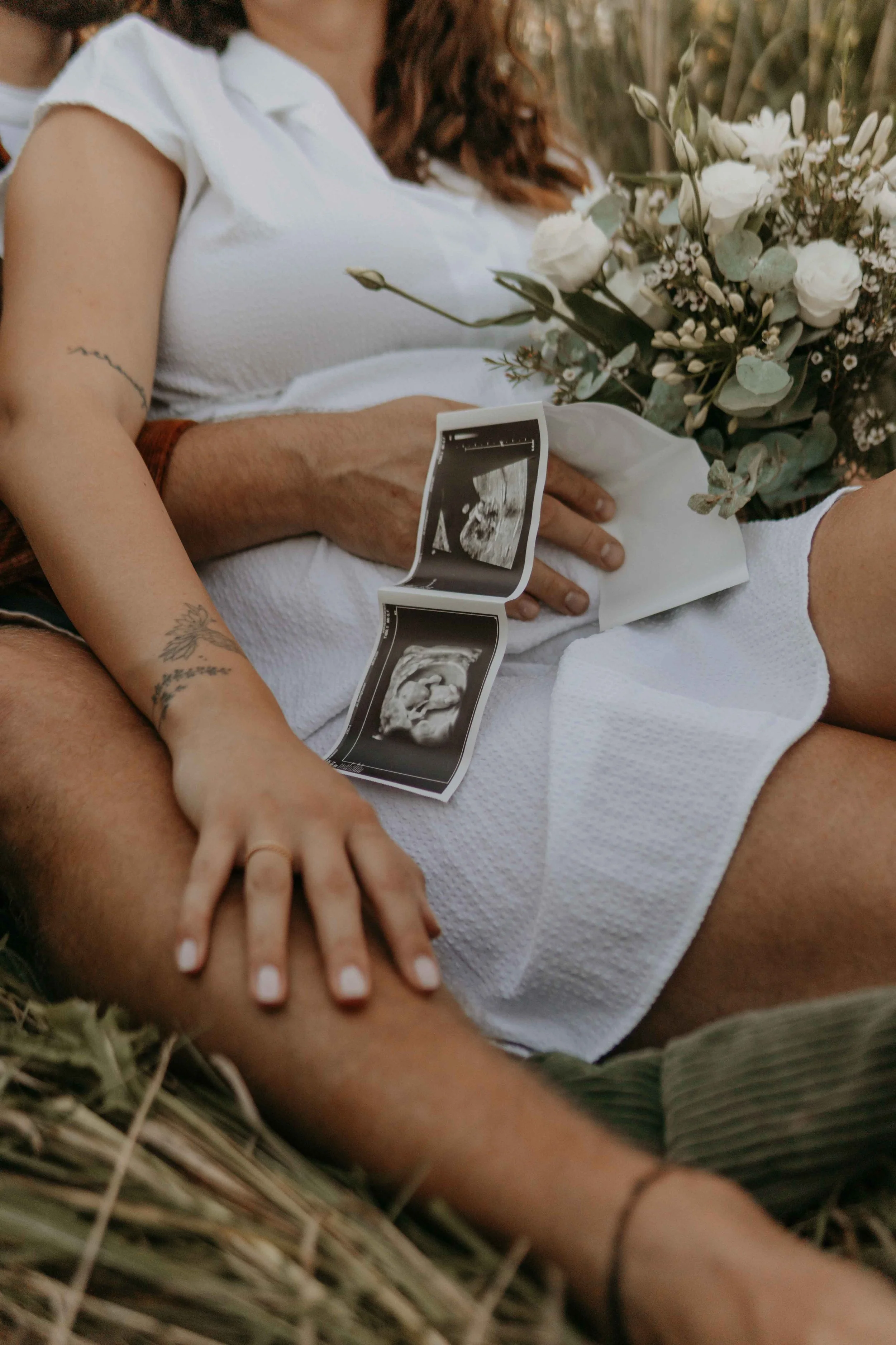 Babybauchshooting Hamburg – werdende Eltern halten Ultraschallbild in die Kamera von Jara Lenz.