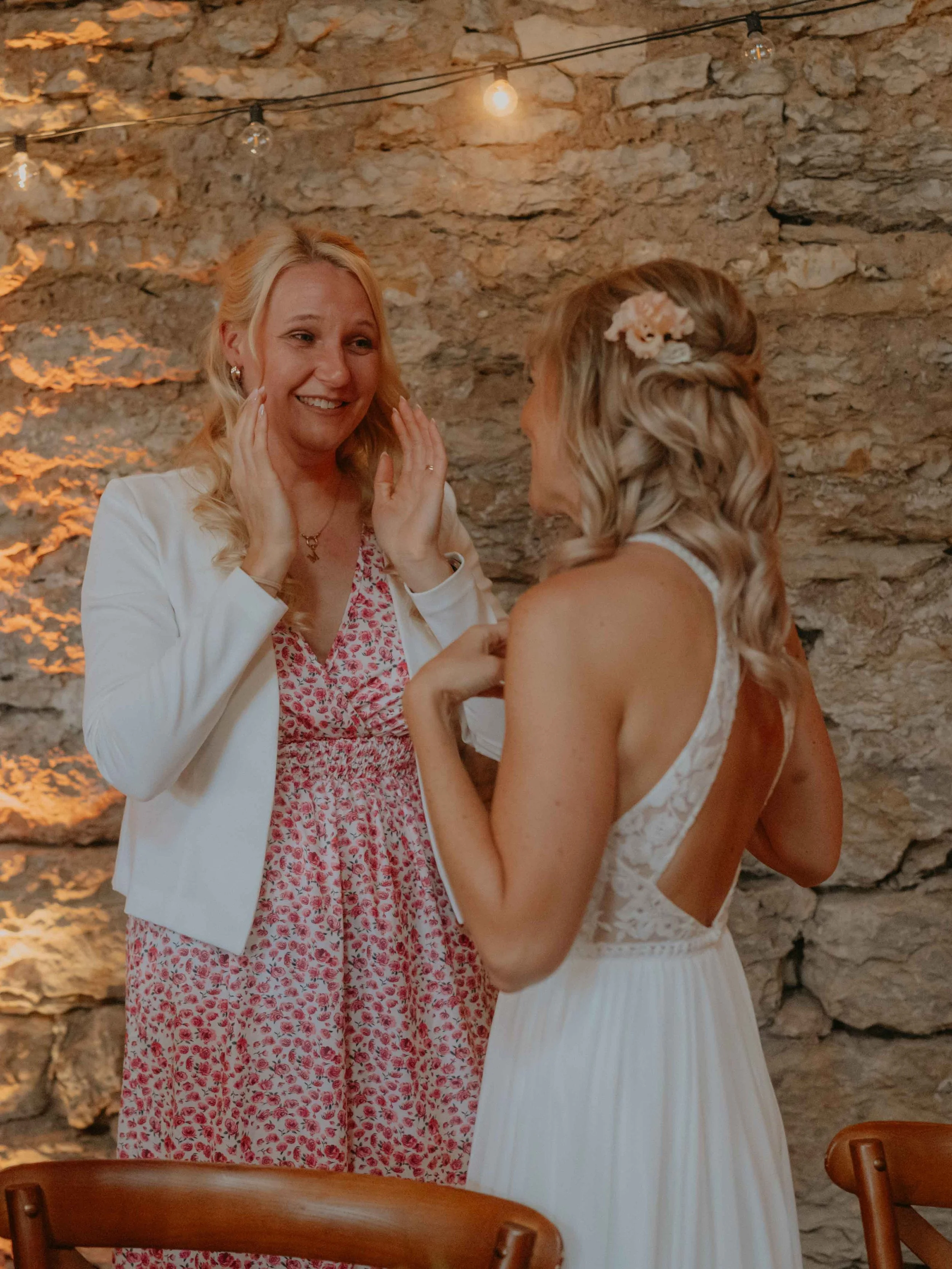 Hochzeitsreportage Hessen – persönlicher, handgeschriebener Brief für jeden Hochzeitsgast, emotionaler Moment zwischen Gast und Braut. 