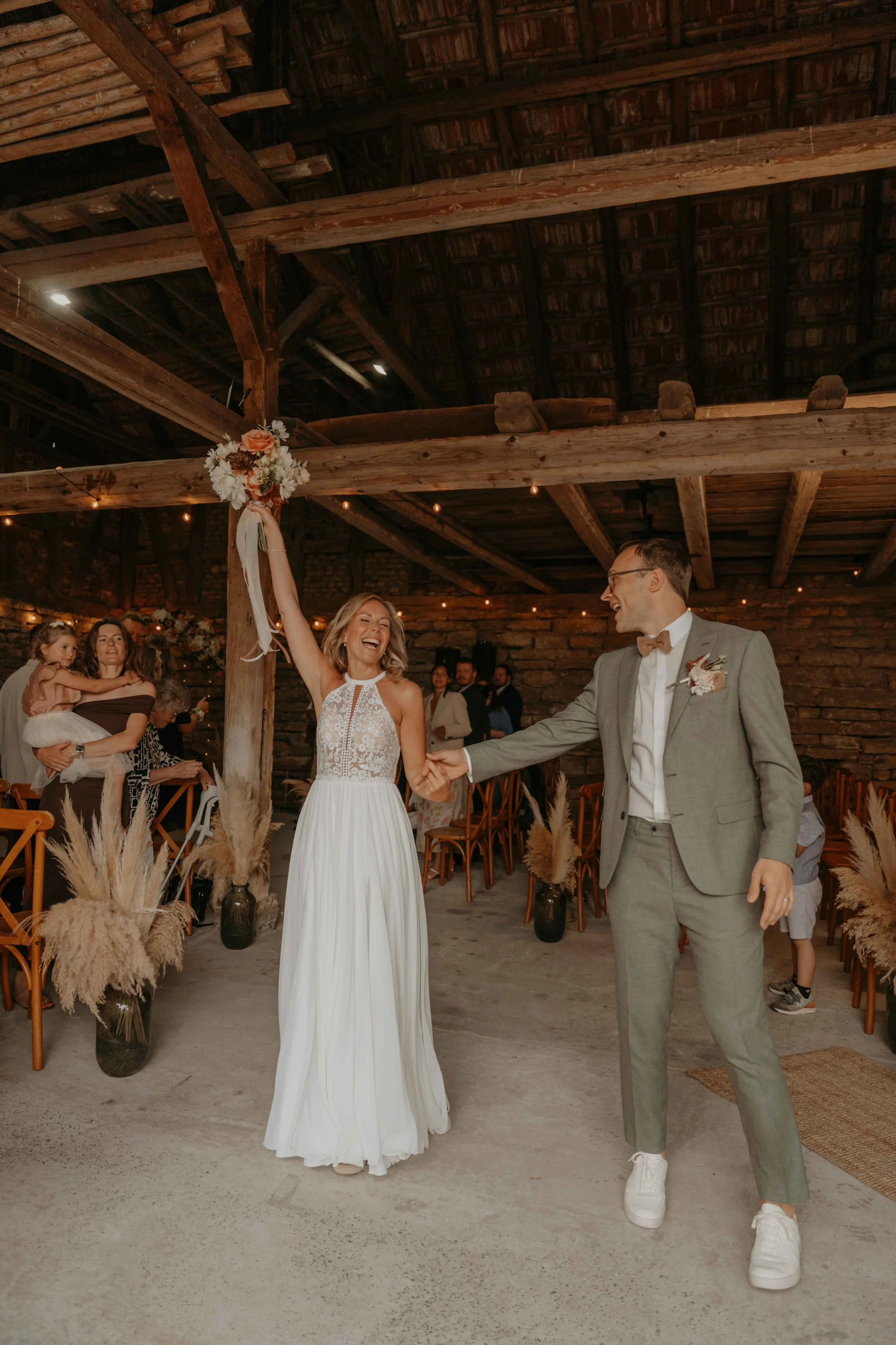 Dokumentarische Hochzeitsreportage Deutschland – Brautpaar Auszug voller Freude und Feierlaune. 