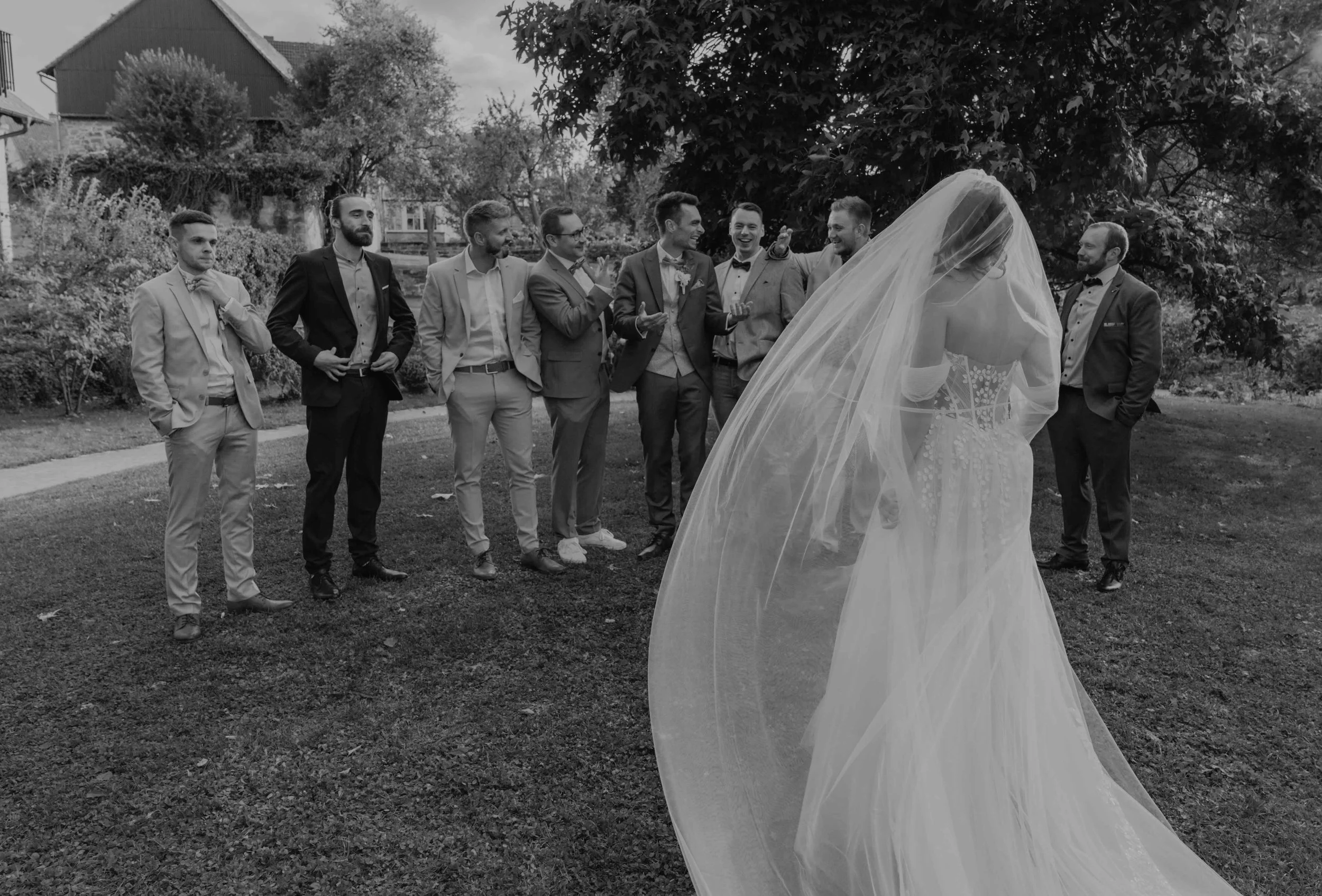 Hochzeitsfotograf Schloss Landau – Brautpaar vor dem Schlossportal bei den Gruppenfotos, elegante Atmosphäre.