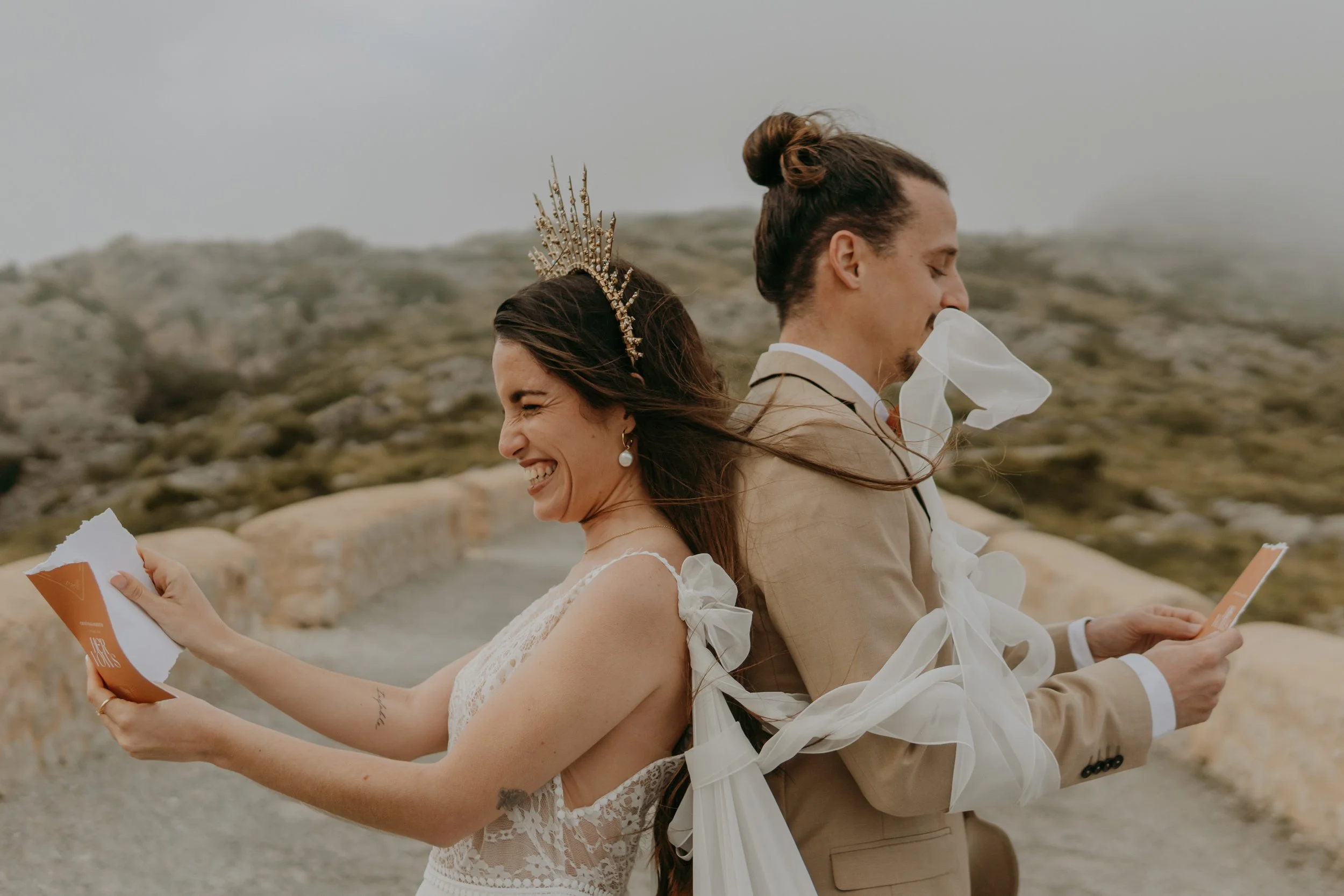 Intimer Elopement Moment in Spain / Europe – Brautpaar liest sich Vows vor, während der Wind durch die Haare weht. First Look Moment. 