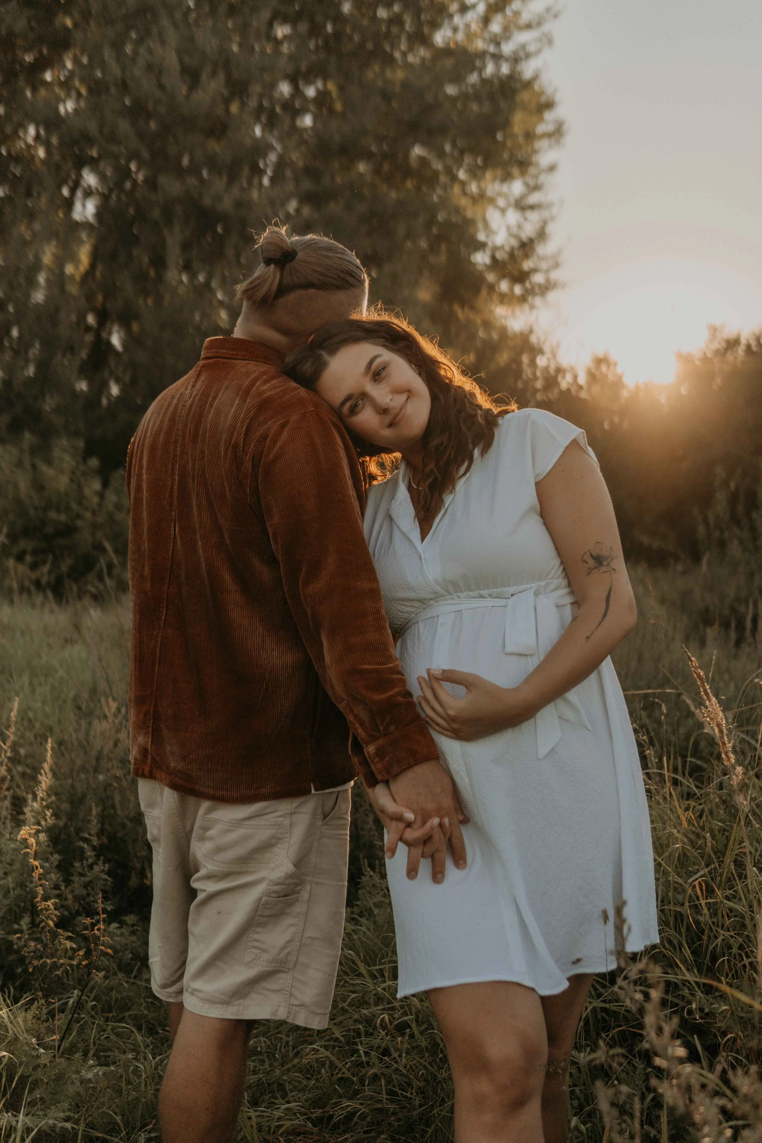 Babybauchfotografie Hamburg – intime Umarmung, Hände auf Bauch, voller Vorfreude.